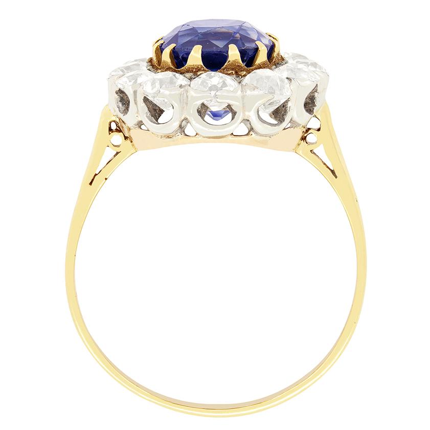 Cette bague ancienne des années 1920 s'articule autour d'un saphir ovale de 3,00 carats. Le saphir, qui a été traité thermiquement pour rehausser sa riche teinte bleue, est solidement serti dans de l'or jaune 18 carats, ce qui lui confère une