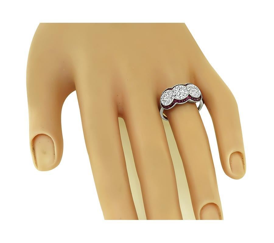 Voici une élégante bague d'anniversaire en platine de l'époque Art déco. La bague est sertie de 3 diamants ronds étincelants pesant environ 3,04 ct. La couleur des diamants est I-J et leur pureté VS. Les diamants sont mis en valeur par de jolis