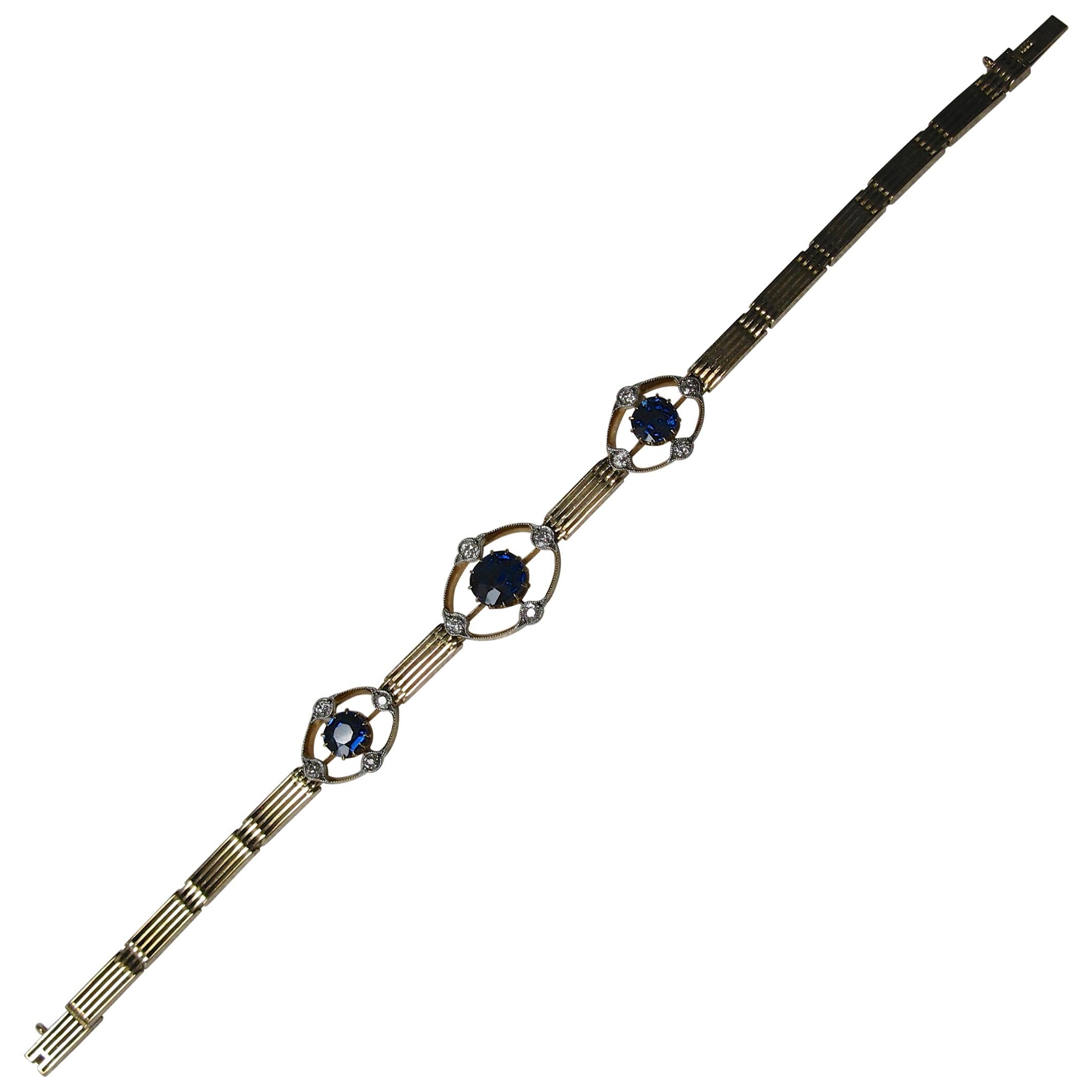 Se trata de una espectacular pulsera antigua Art Decó - Eduardiana con tres magníficos zafiros azules finos naturales.  Estos zafiros suman un total de 3,1 quilates y han sido tasados como Azul Fino con Saturación Fuerte.  ¡Son impresionantes!  Los