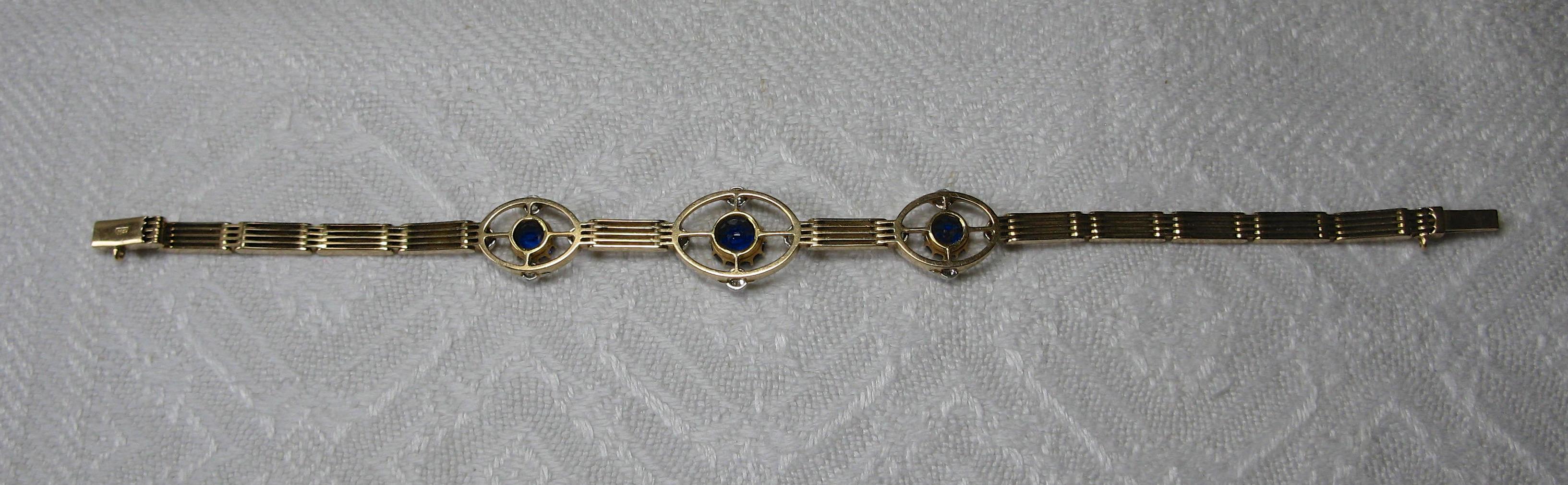 Art Deco 3.1 Carat Sapphire Diamond Bracelet 15 Karat Gold Edwardian In Excellent Condition For Sale In New York, NY