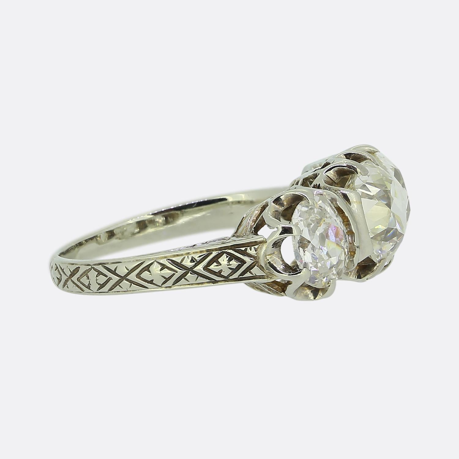 Taille vieille mine Bague Art déco à trois pierres avec diamant taille ancienne de 3,20 carats en vente