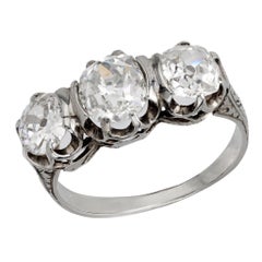 Art Deco 3,20 Karat Gesamtgewicht Diamantring aus 18k Weißgold mit drei Steinen