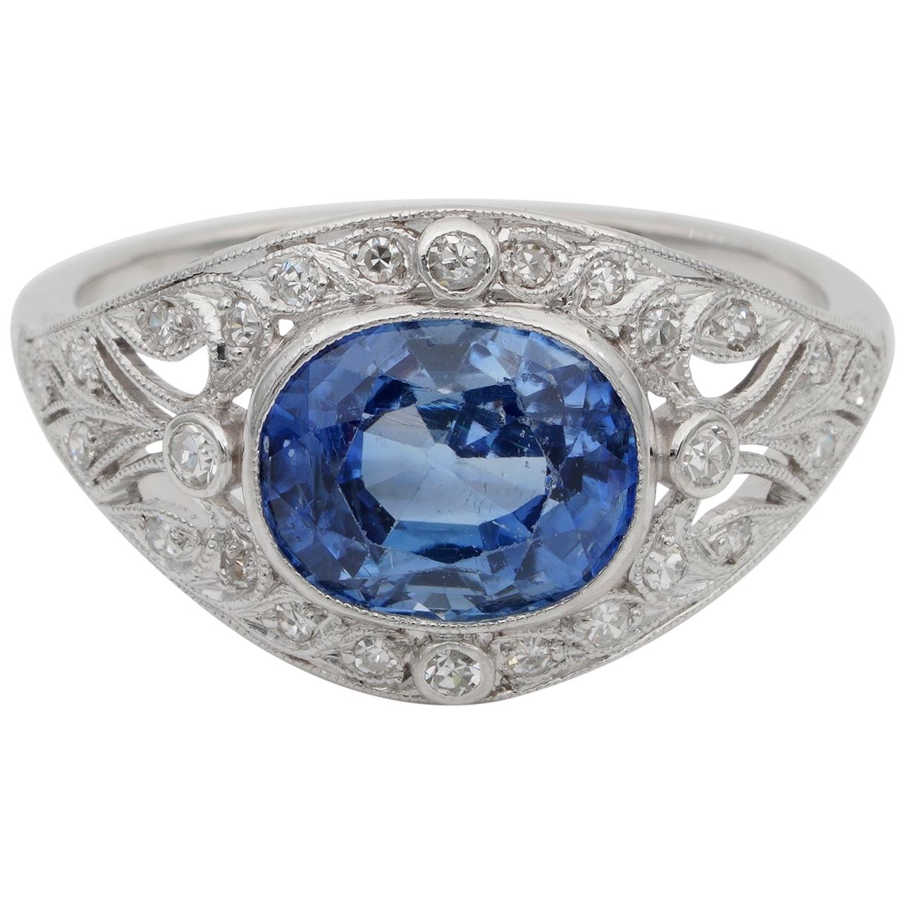 Art Deco 3.20 Carat Vivid Cornflower Blue Natural Sapphire Diamond Ring For Sale
