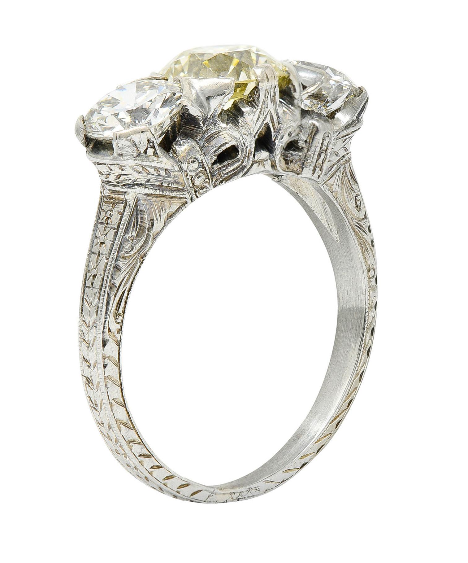 Round Cut Art Deco 3.20 Carats Diamond & Yellow Diamond 18 Karat Gold Three Stone Ring