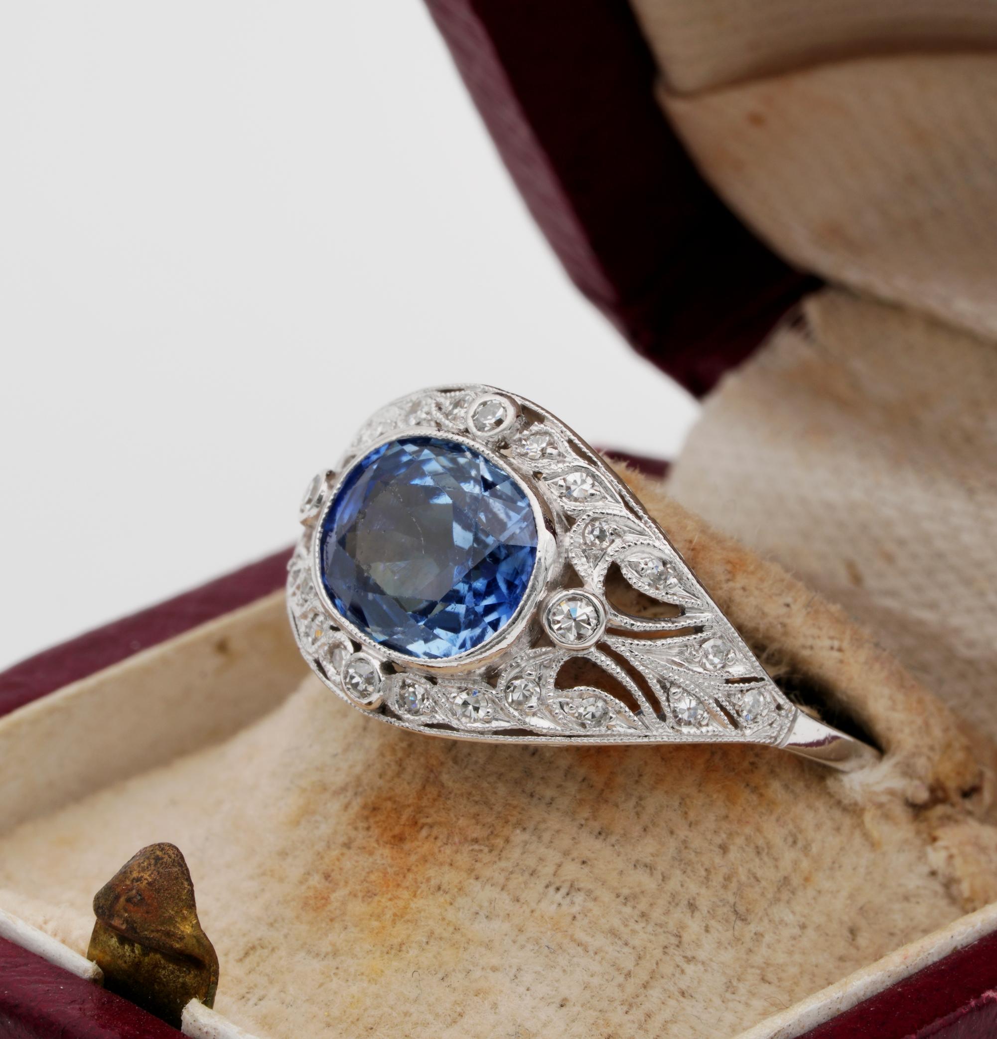 Art Deco 3.20 Carat Vivid Cornflower Blue Natural Sapphire Diamond Ring In Good Condition For Sale In Napoli, IT