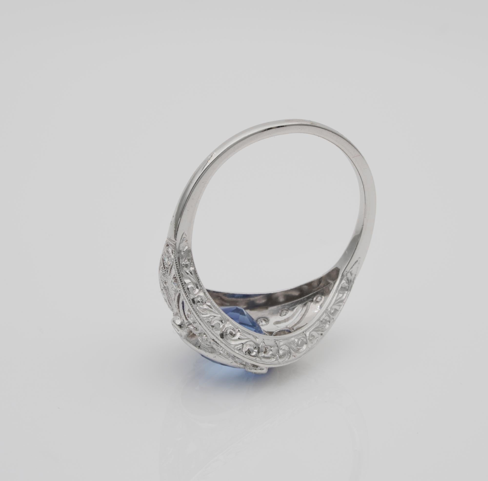 Women's Art Deco 3.20 Carat Vivid Cornflower Blue Natural Sapphire Diamond Ring For Sale