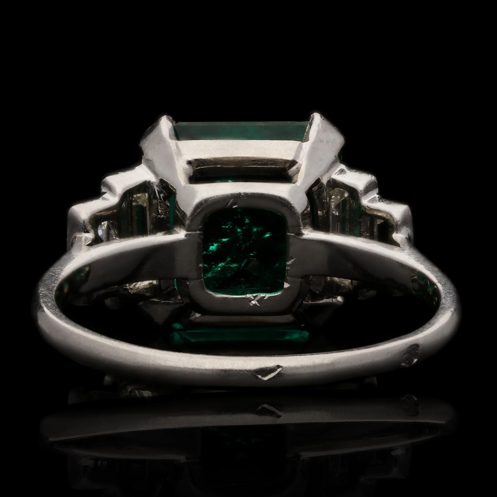 Art Deco 3.20 Carat Colombian Emerald-Cut Emerald and Baguette Diamond Ring In Good Condition In London, GB