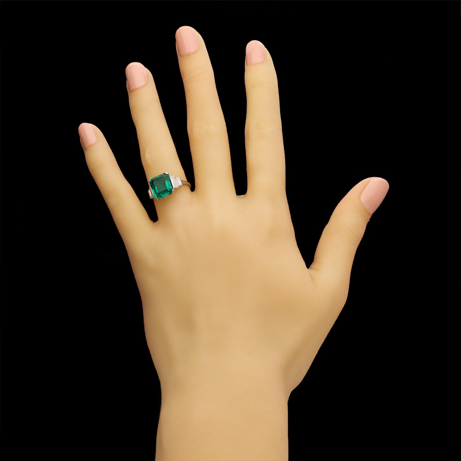 Women's or Men's Art Deco 3.20 Carat Colombian Emerald-Cut Emerald and Baguette Diamond Ring