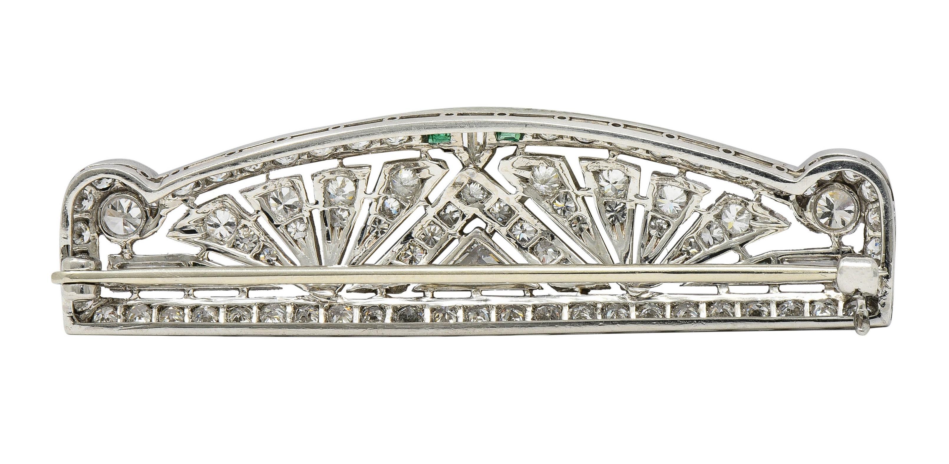 Art Deco 3,22 Karat Smaragd Diamant Platin Streamline Geometrische Unisex-Brosche (Art déco) im Angebot
