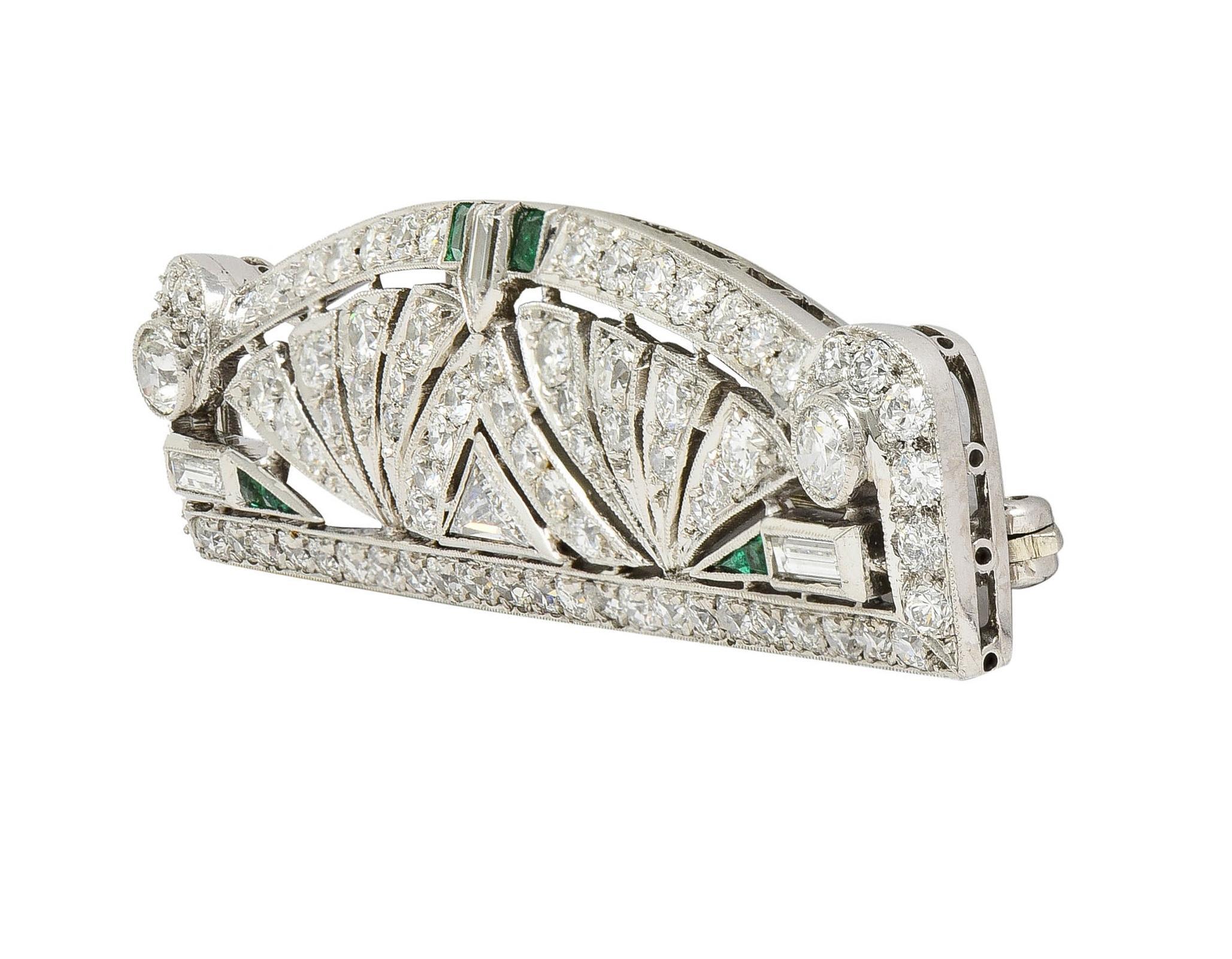 Art Deco 3,22 Karat Smaragd Diamant Platin Streamline Geometrische Unisex-Brosche (Rundschliff) im Angebot