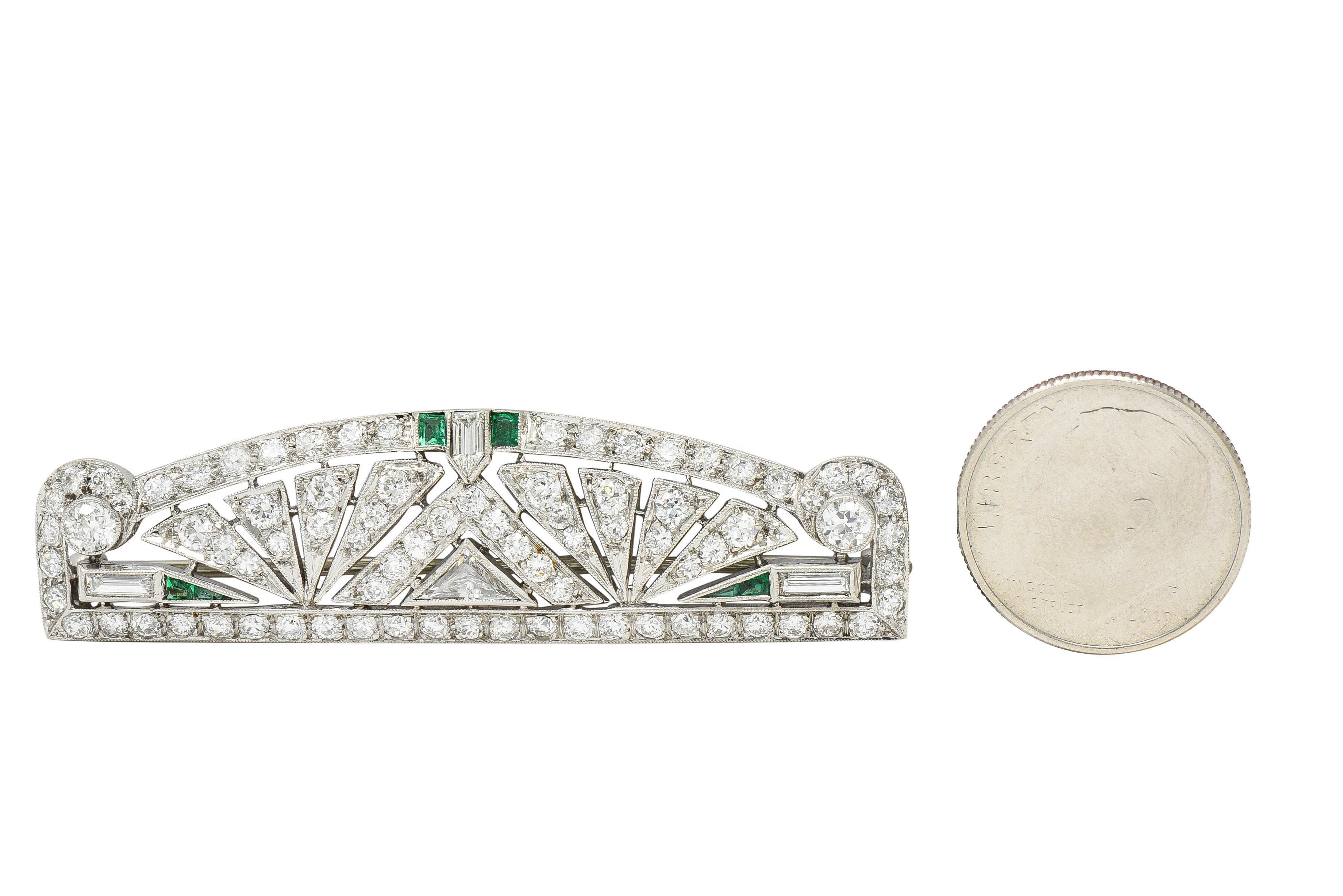 Art Deco 3,22 Karat Smaragd Diamant Platin Streamline Geometrische Unisex-Brosche im Zustand „Hervorragend“ im Angebot in Philadelphia, PA