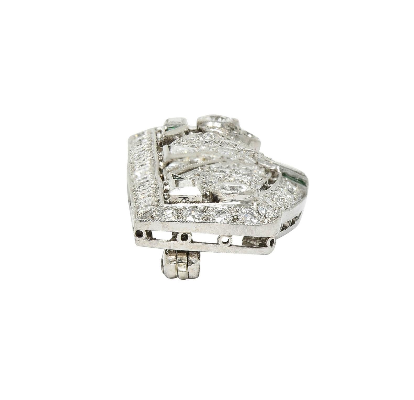 Art Deco 3,22 Karat Smaragd Diamant Platin Streamline Geometrische Unisex-Brosche im Angebot 3