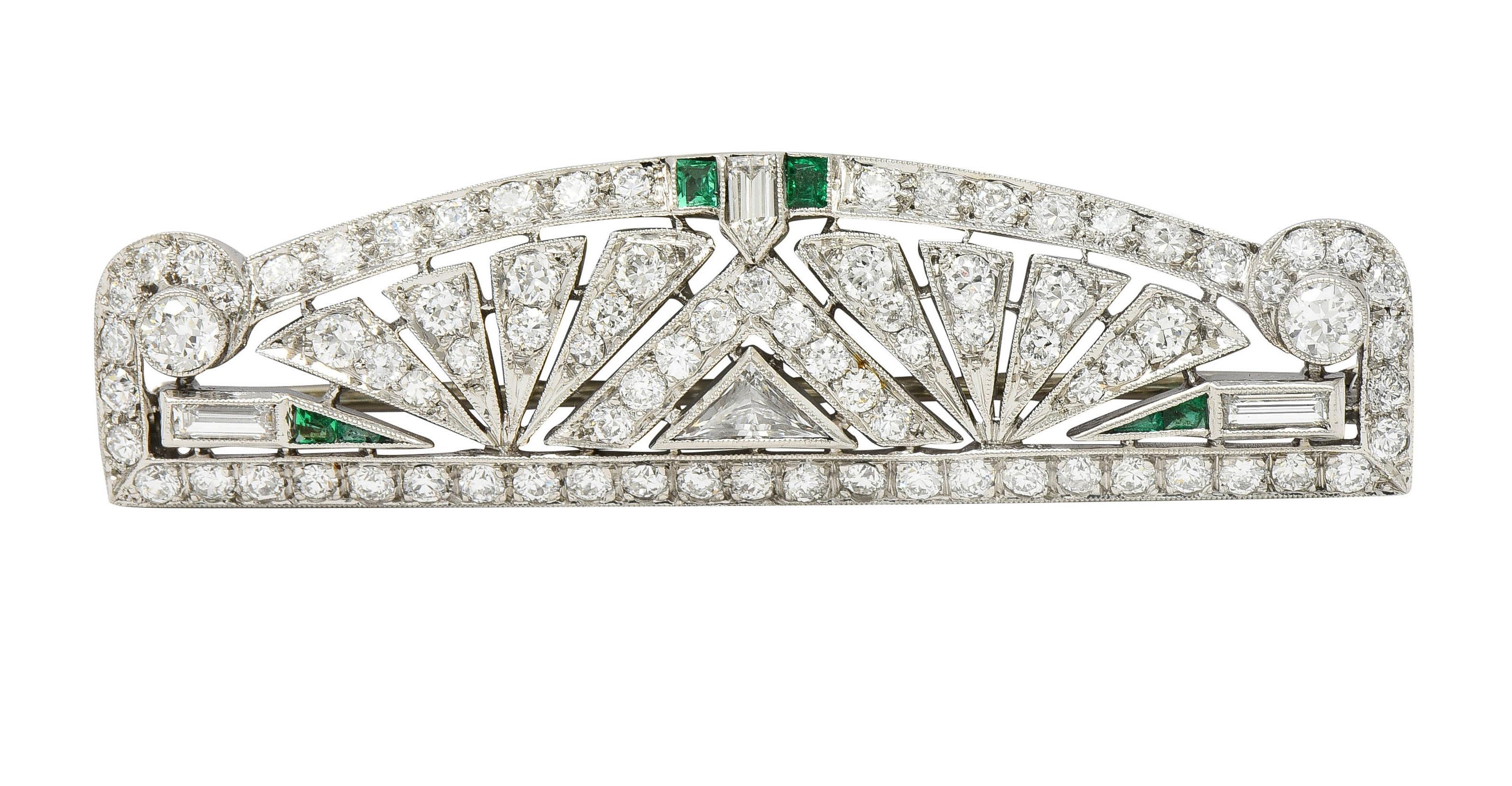 Art Deco 3,22 Karat Smaragd Diamant Platin Streamline Geometrische Unisex-Brosche im Angebot 4