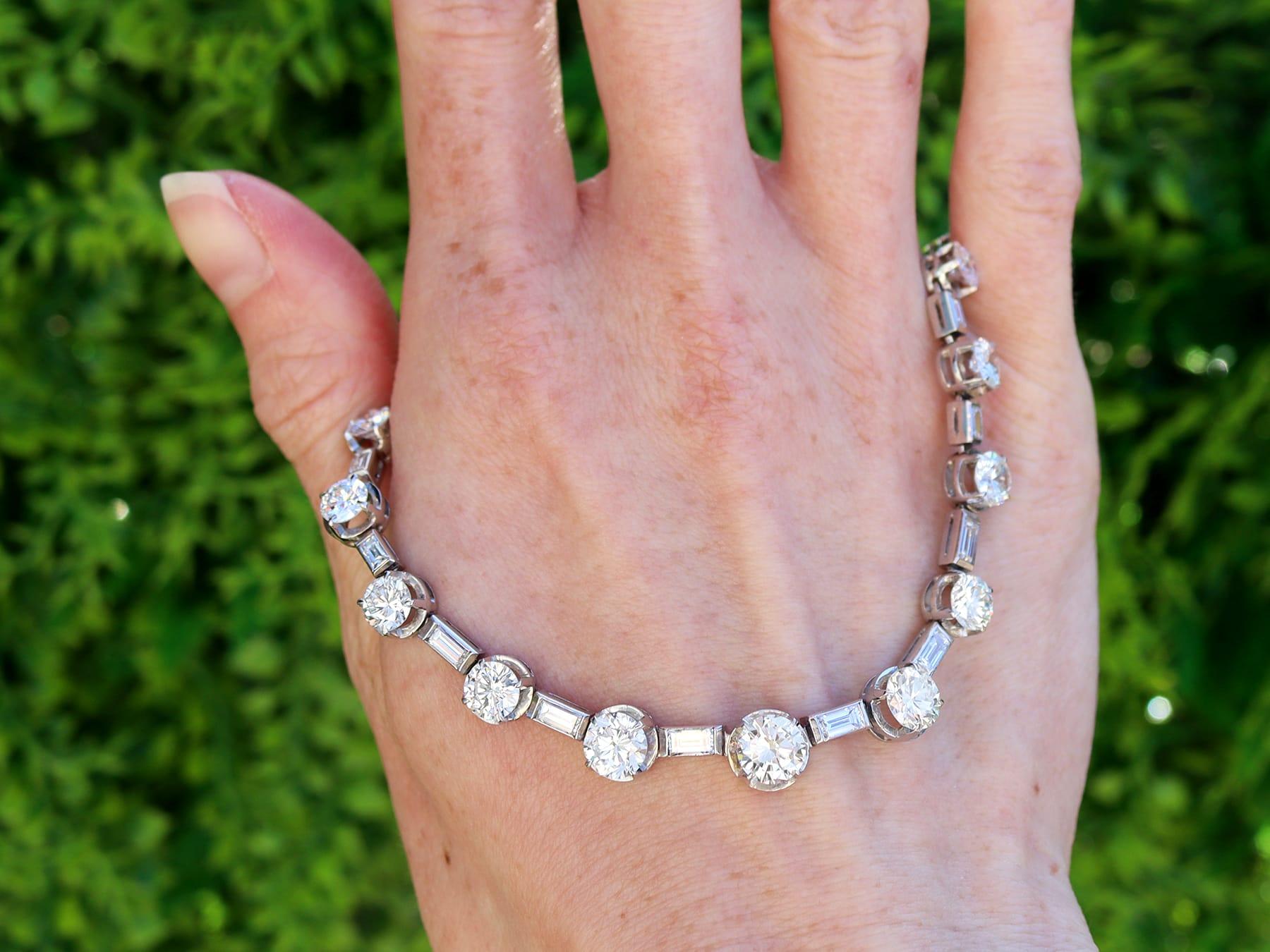 Una magnifica, stupefacente, raffinata e impressionante collana antica in platino e diamanti Art Deco da 13,35 carati; fa parte delle nostre diverse collezioni di collane di diamanti.

Questa magnifica, raffinata e imponente collana di diamanti è