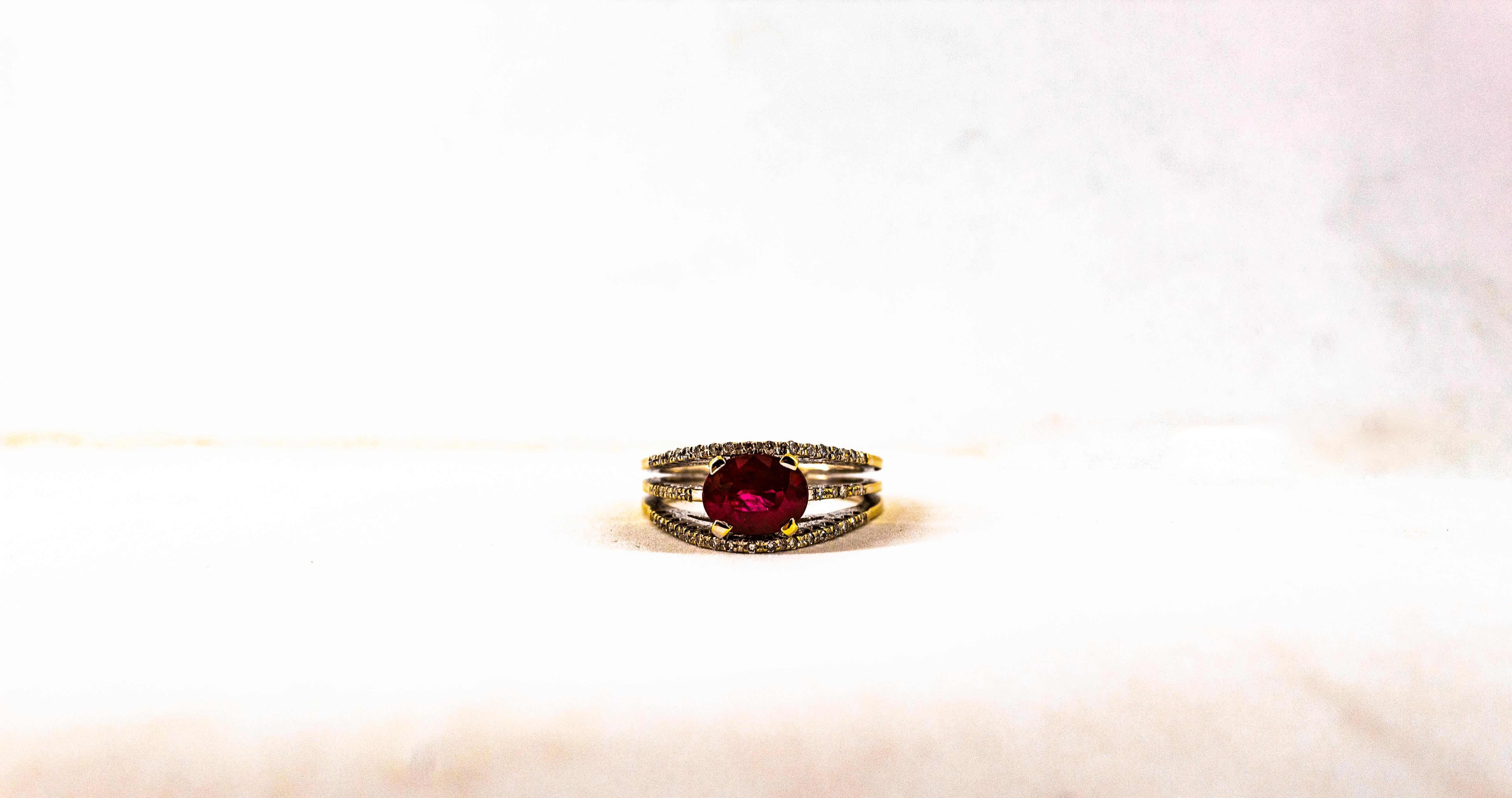 Anillo de cóctel de oro amarillo con diamantes blancos y rubíes talla oval de 3,35 quilates estilo art déco 4