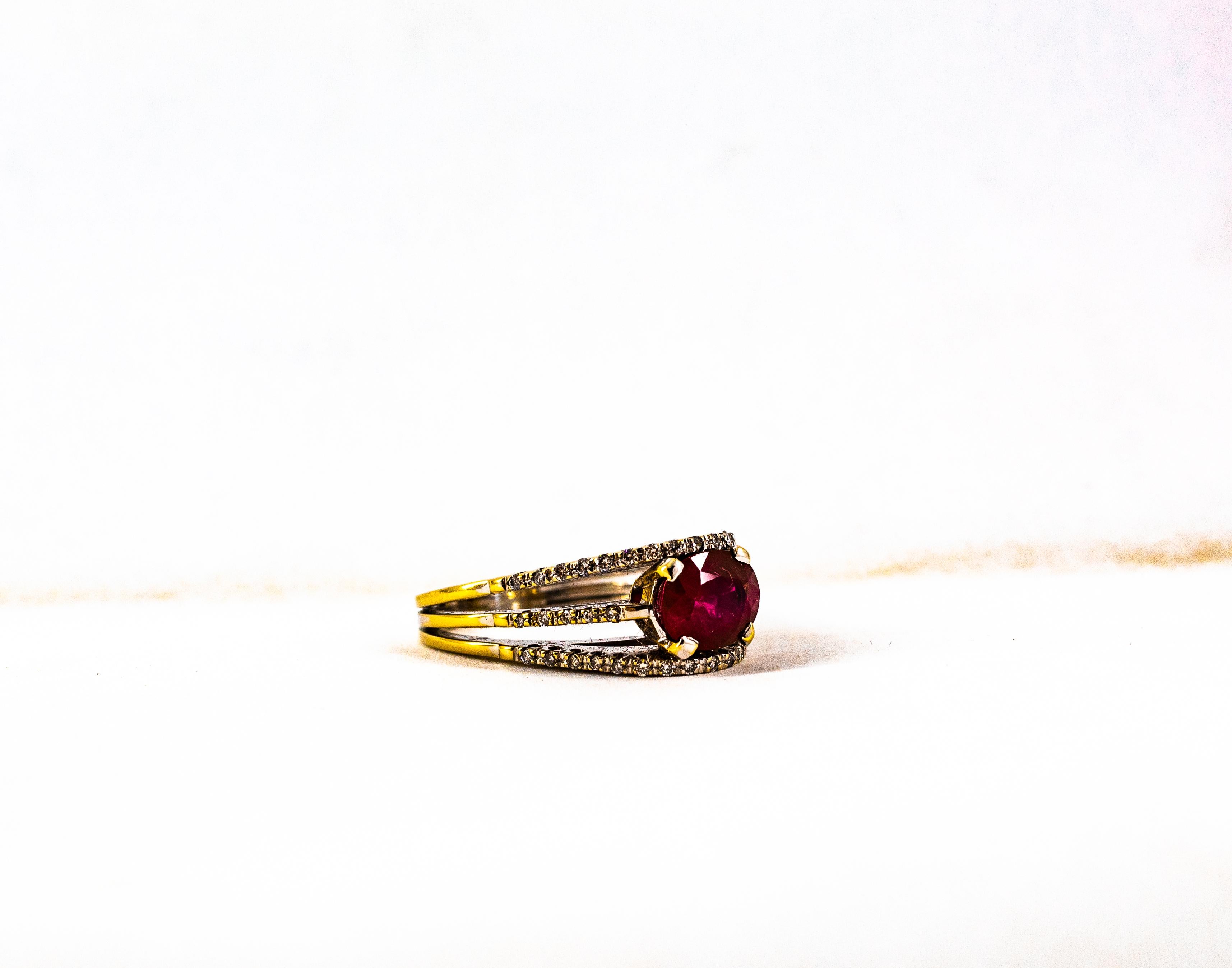 Anillo de cóctel de oro amarillo con diamantes blancos y rubíes talla oval de 3,35 quilates estilo art déco 8