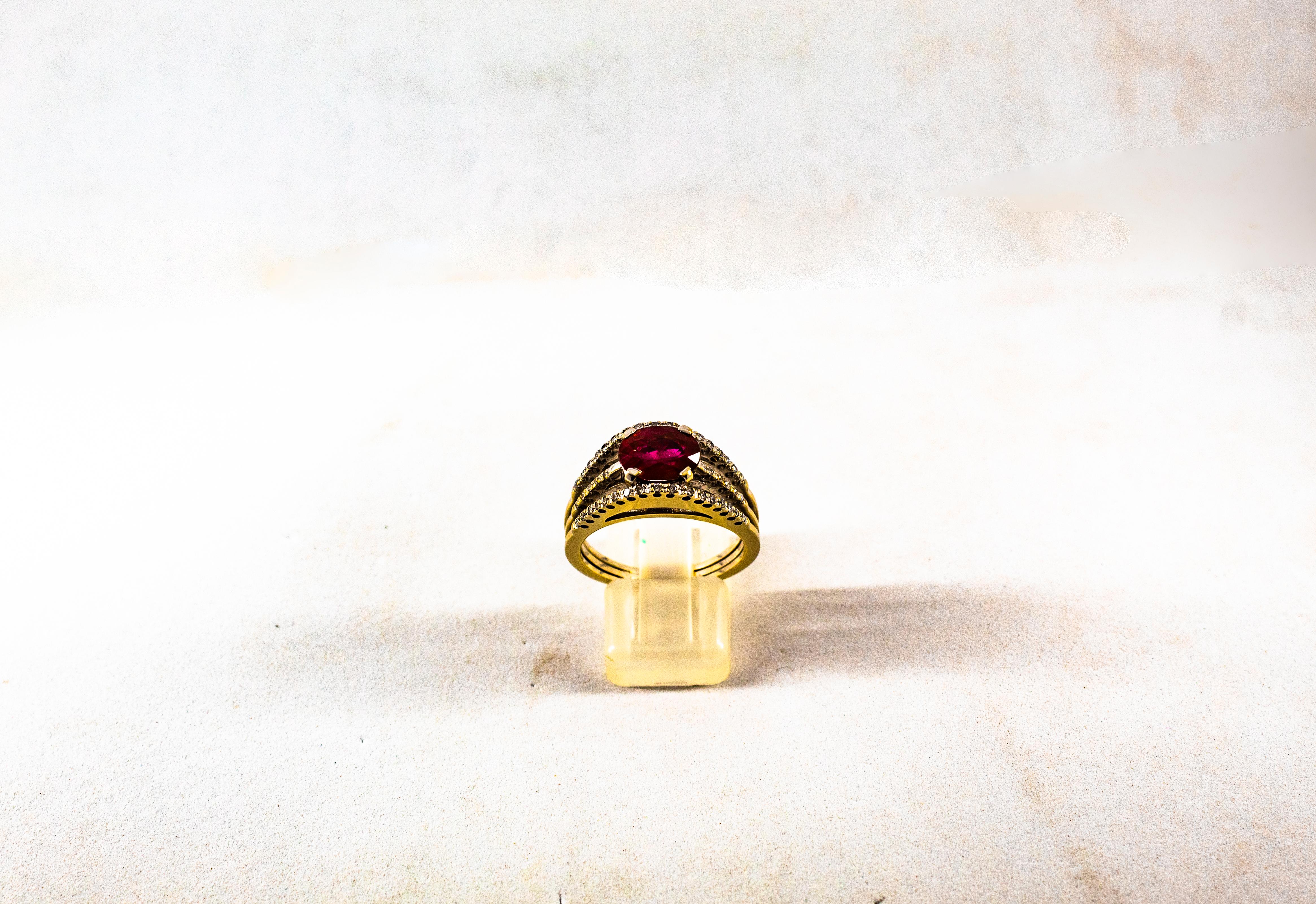 Anillo de cóctel de oro amarillo con diamantes blancos y rubíes talla oval de 3,35 quilates estilo art déco Art Decó