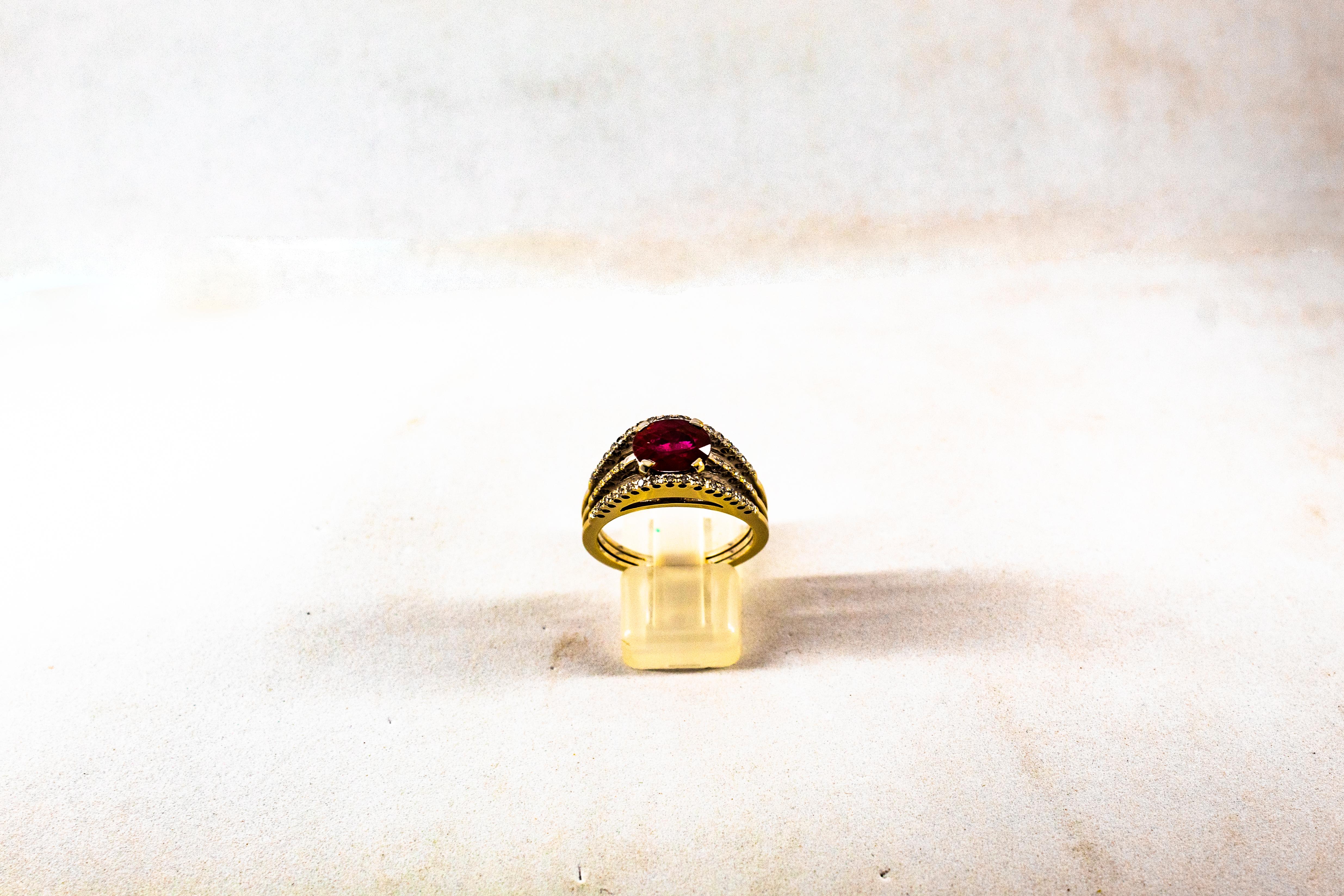 Anillo de cóctel de oro amarillo con diamantes blancos y rubíes talla oval de 3,35 quilates estilo art déco Corte brillante