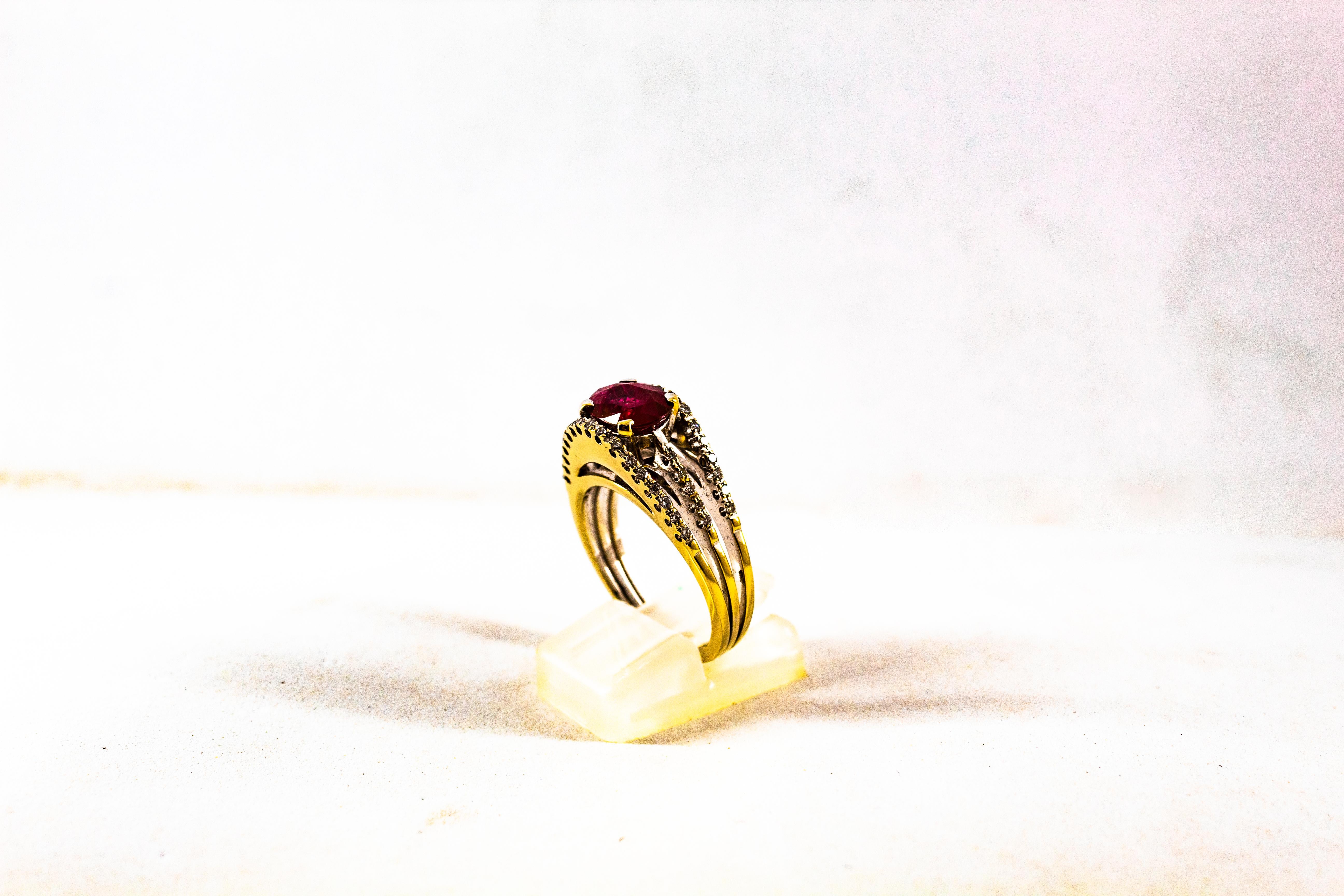 Anillo de cóctel de oro amarillo con diamantes blancos y rubíes talla oval de 3,35 quilates estilo art déco en Nuevo Estado en Naples, IT