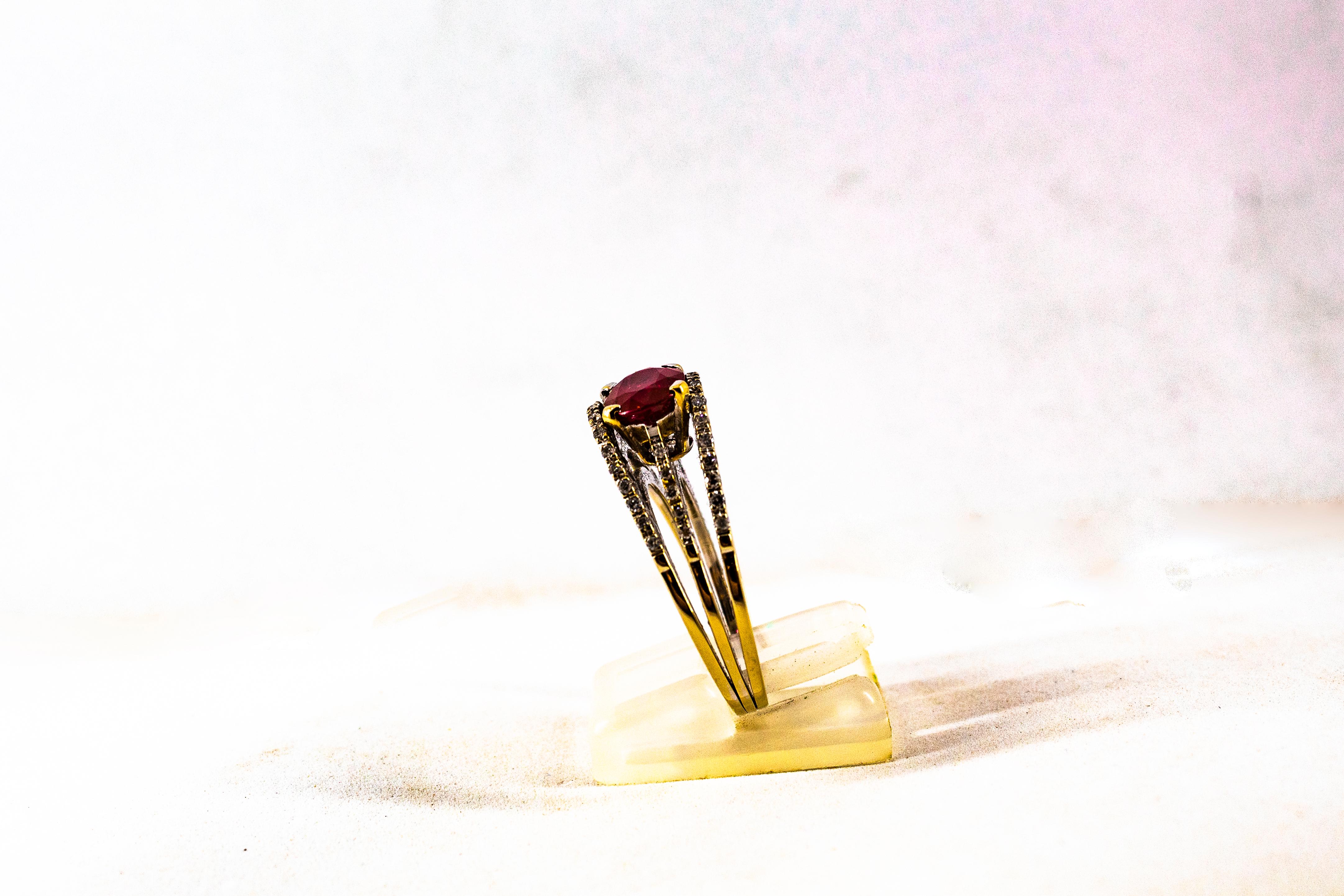 Femenino o masculino Anillo de cóctel de oro amarillo con diamantes blancos y rubíes talla oval de 3,35 quilates estilo art déco