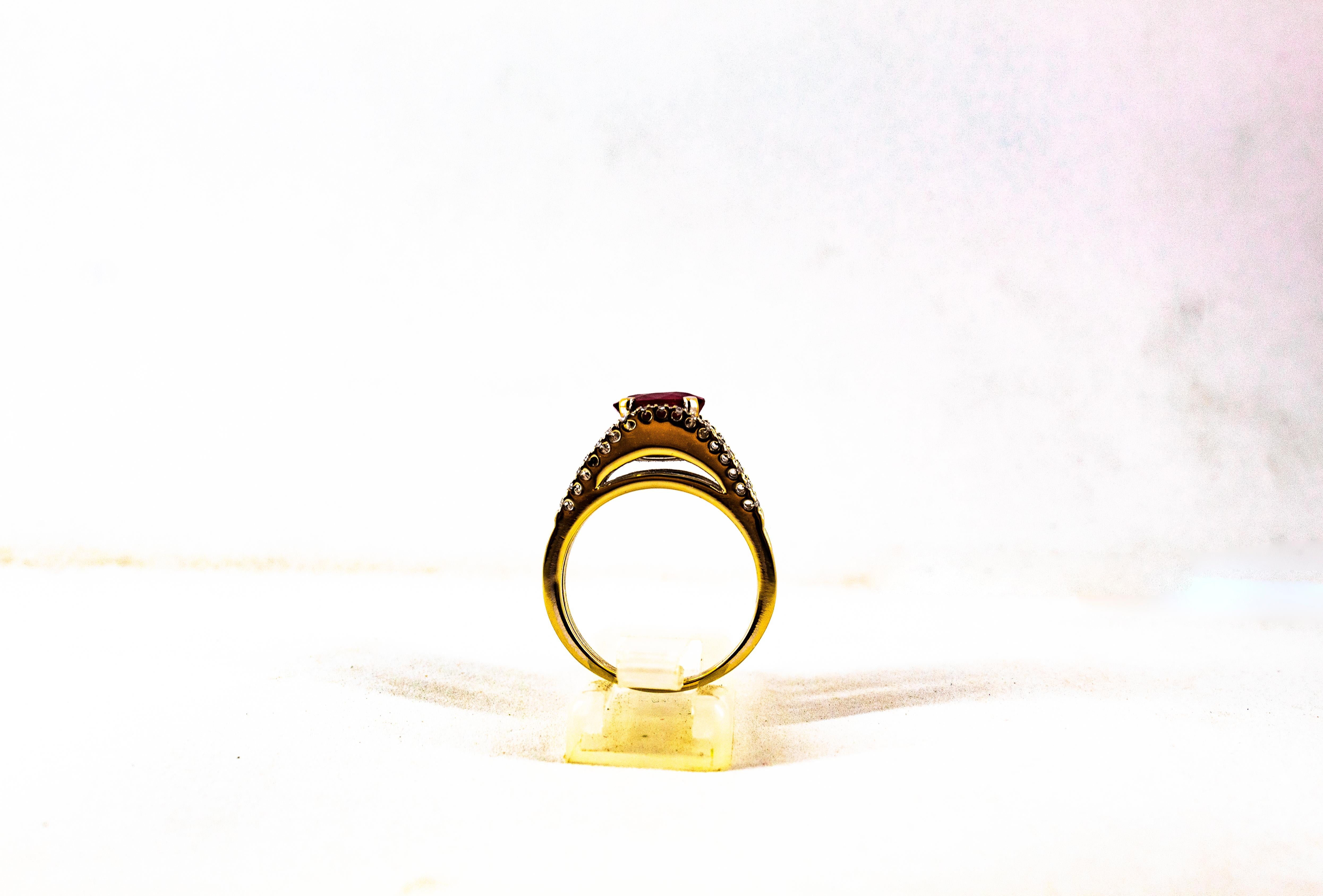 Anillo de cóctel de oro amarillo con diamantes blancos y rubíes talla oval de 3,35 quilates estilo art déco 1