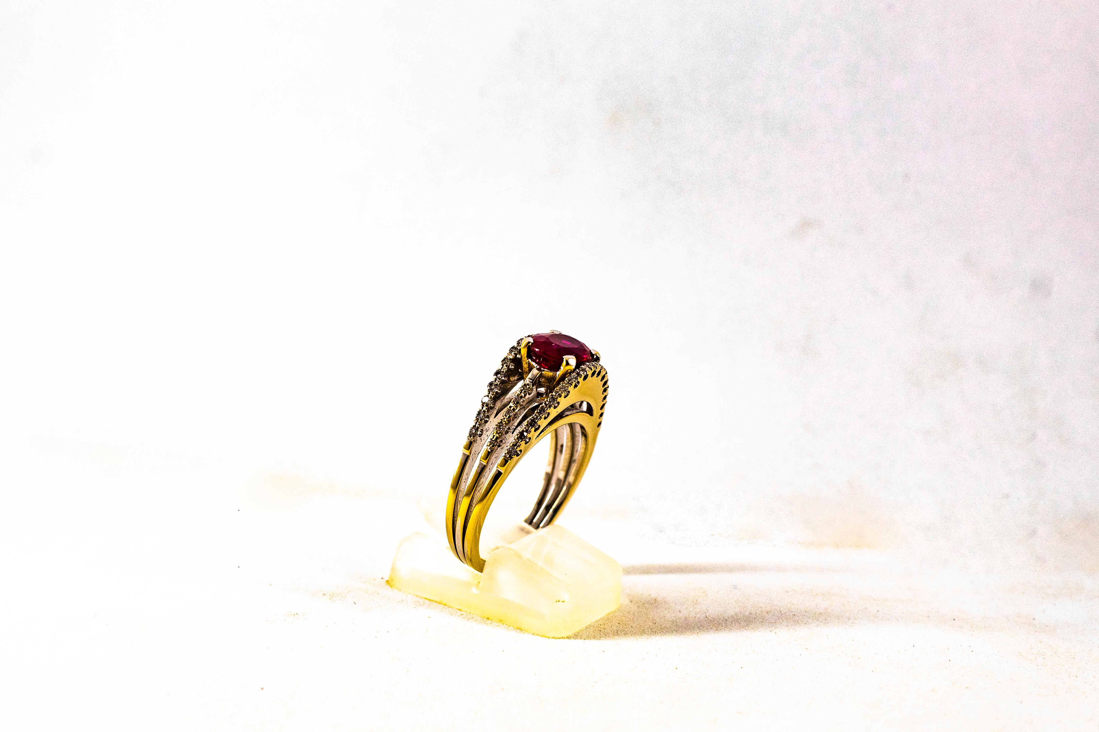 Anillo de cóctel de oro amarillo con diamantes blancos y rubíes talla oval de 3,35 quilates estilo art déco 2