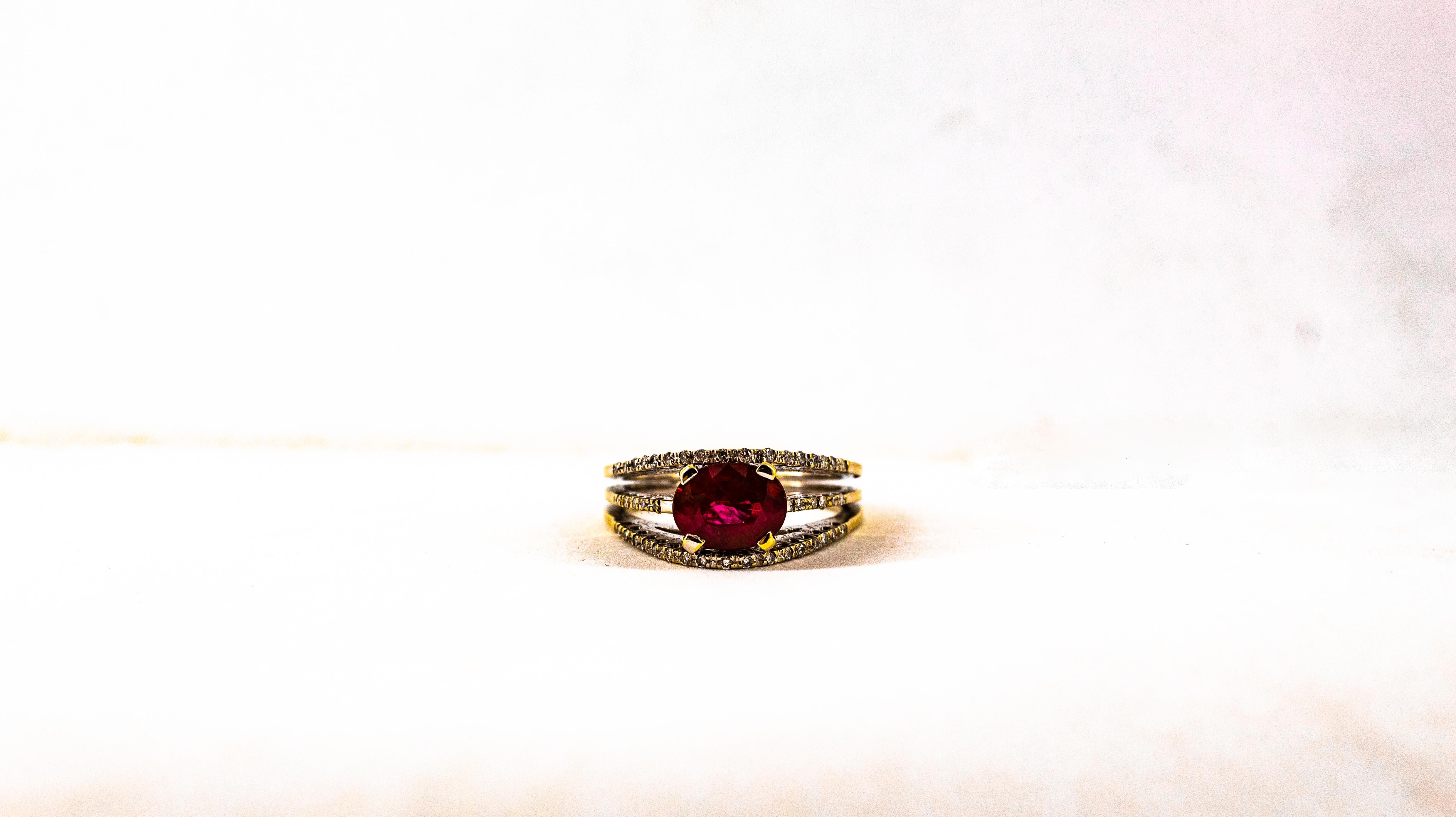 Anillo de cóctel de oro amarillo con diamantes blancos y rubíes talla oval de 3,35 quilates estilo art déco 3