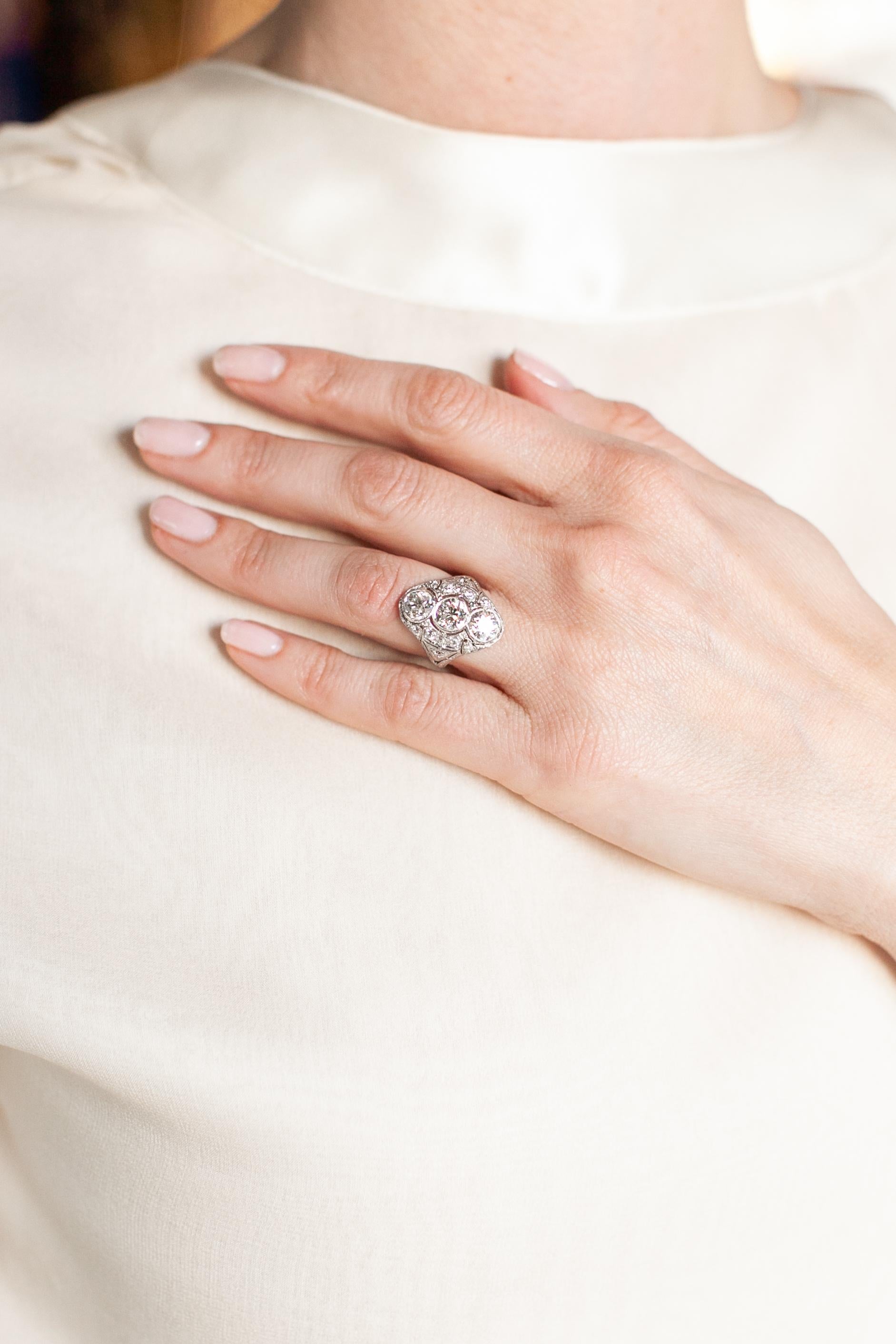 Art Deco 3.37 Carat Total Weight GIA Old European Cut Diamond 3-Stone Ring For Sale 1
