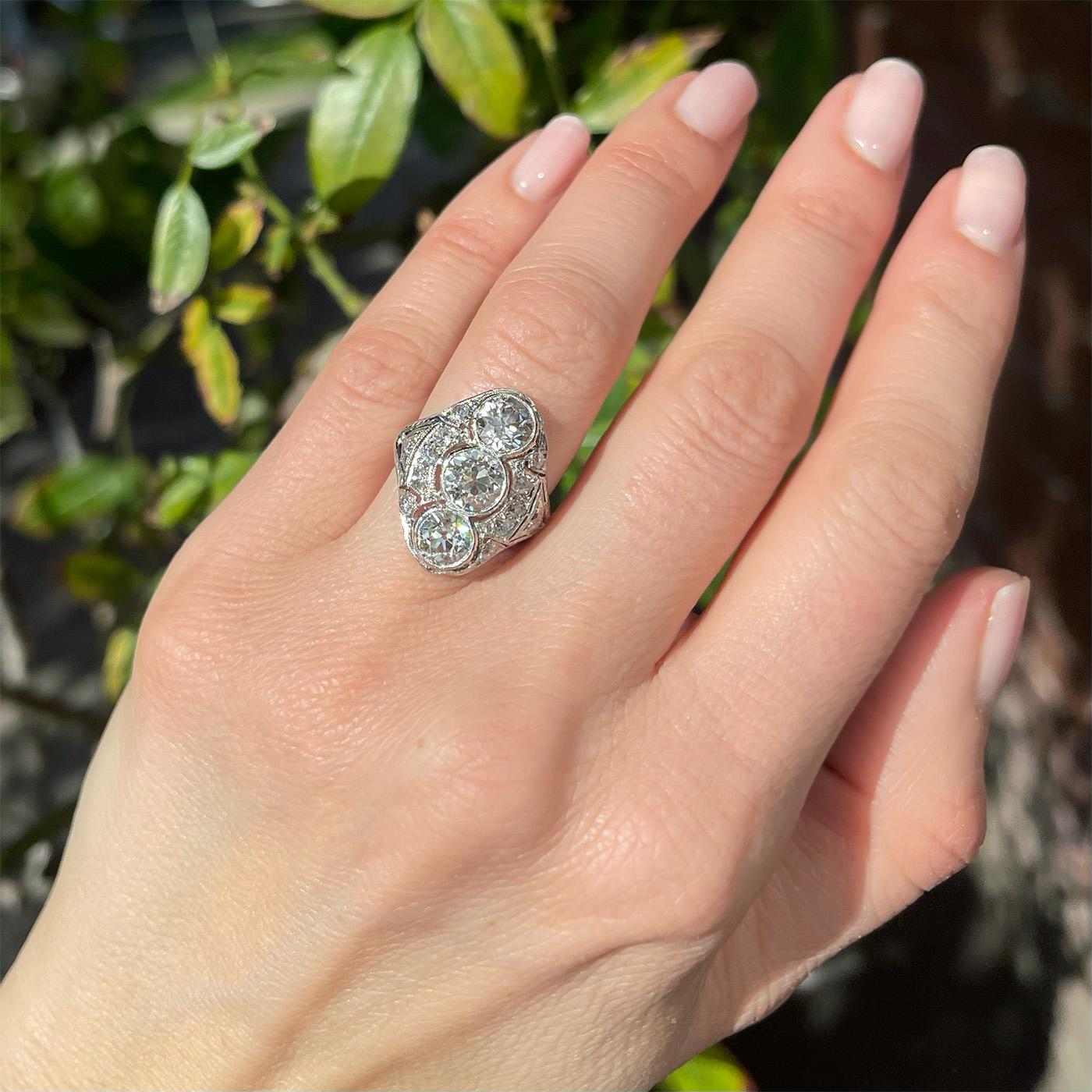 Art Deco 3.37 Carat Total Weight GIA Old European Cut Diamond 3-Stone Ring For Sale 3
