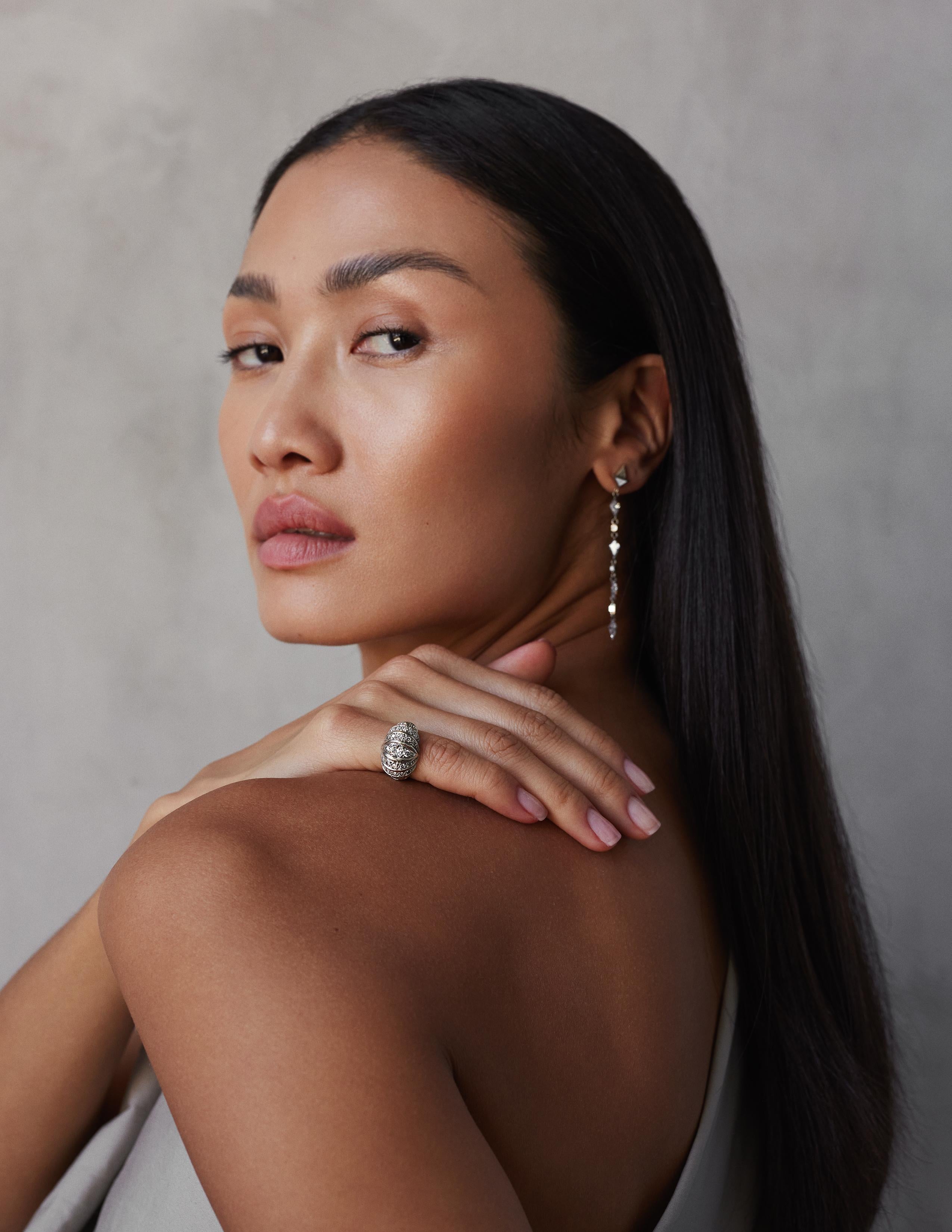 Boucles d'oreilles Cecil : Expression sculpturale de la déco moderne, les boucles d'oreilles Cecil sont réalisées en or blanc 18 carats et comportent un total de 3,5 carats de diamants blancs en forme de cerf-volant sélectionnés à la main. 

Nommées