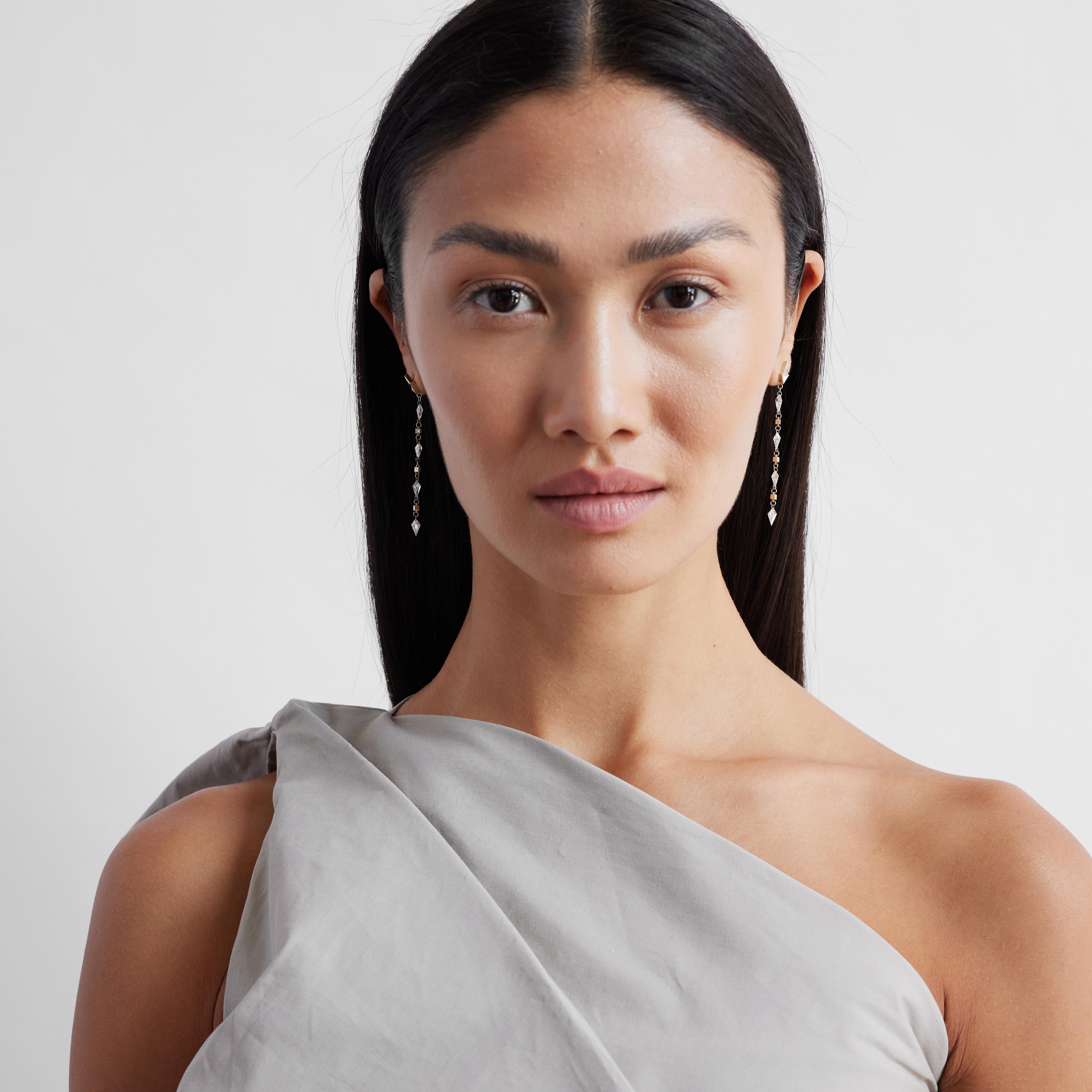 Boucles d'oreilles Art Déco 3.5 Carat Trillion & Kite Diamond en or blanc 18k en vente 1