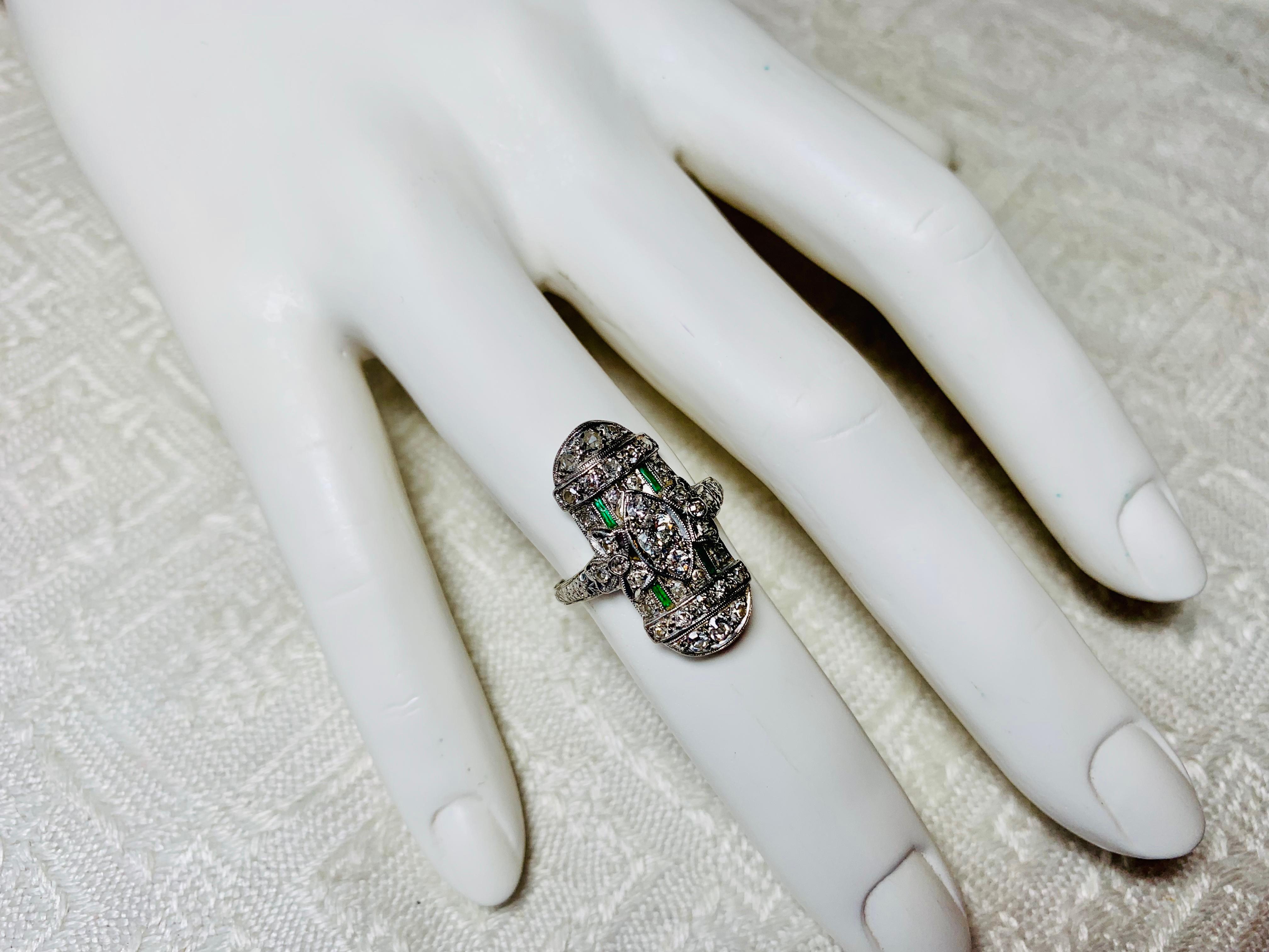 Art Deco 35 Diamond Emerald Platinum Wedding Engagement Ring Edwardian Bow Motif In Good Condition For Sale In New York, NY