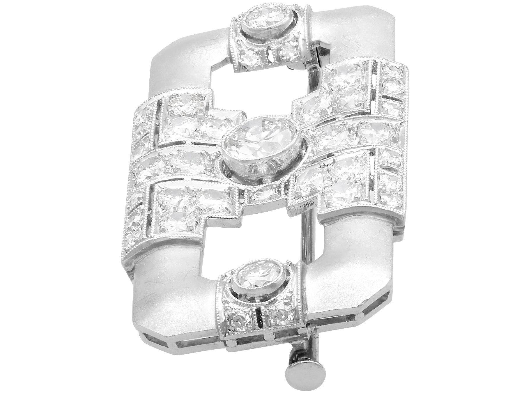Brosche aus Platin mit 3,50 Karat Diamant im Art-Déco-Stil (Art déco) im Angebot