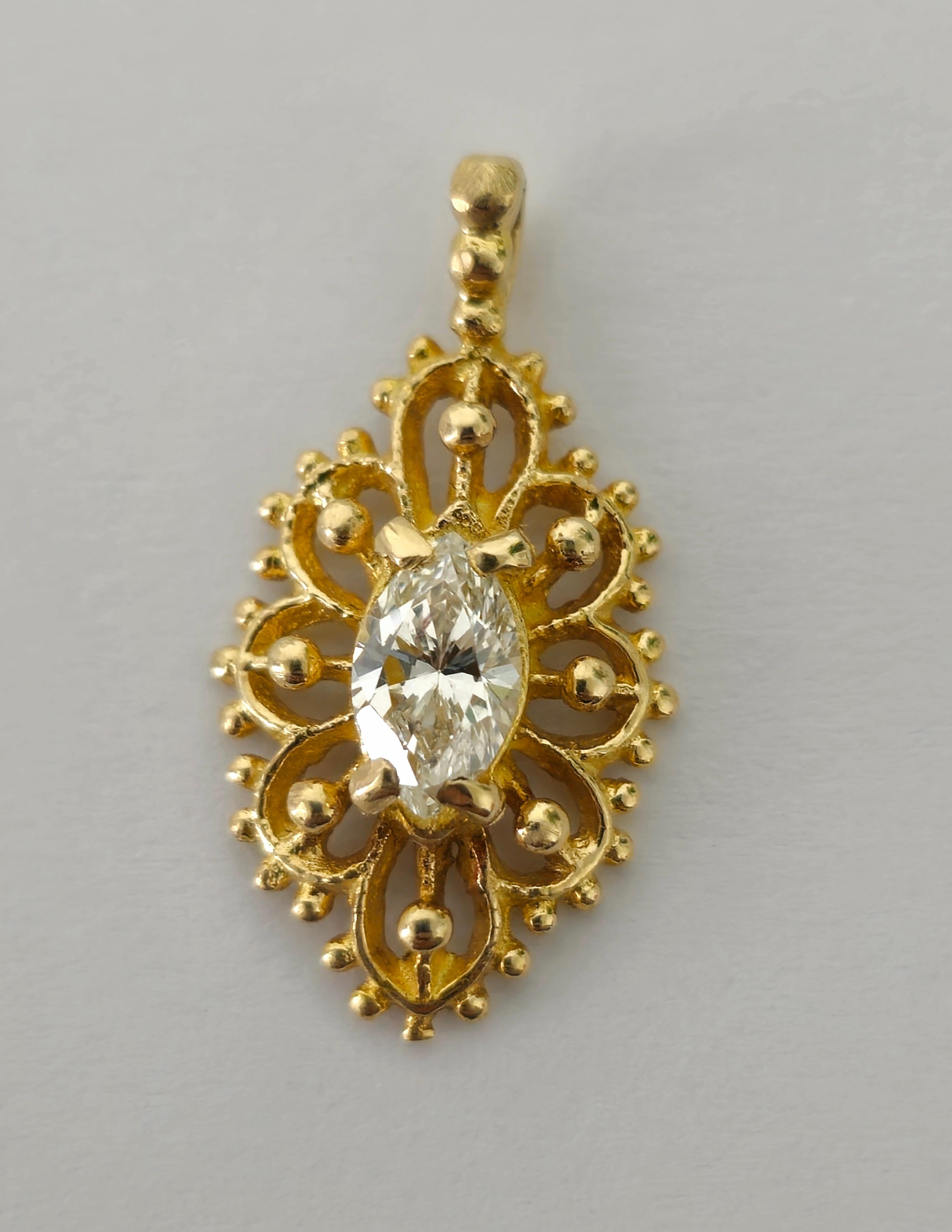 Entdecken Sie zeitlose Eleganz mit unserem Vintage-Diamantanhänger im Art-Déco-Stil, der aus luxuriösem Gelbgold gefertigt ist. Mit einem atemberaubenden Solitär-Diamanten in Marquise-Form mit Reinheit SI2 und Farbe F strahlt dieser Anhänger