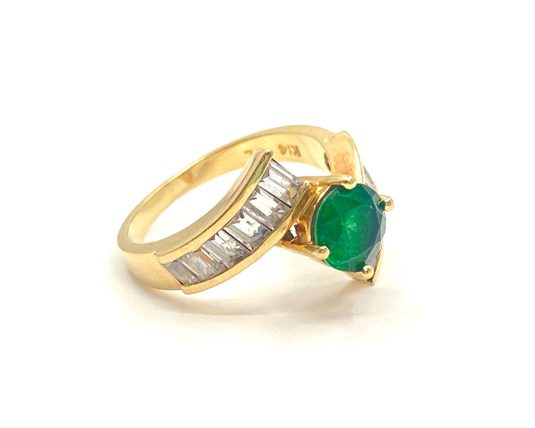 Embrace the elegance of the Art Deco era with this exquisite women's ring crafted from 14k yellow gold, showcasing a captivating 2.25 carat round-cut emerald. Accentuating the design are 1.25 carats of baguette-cut diamonds with SI clarity and G