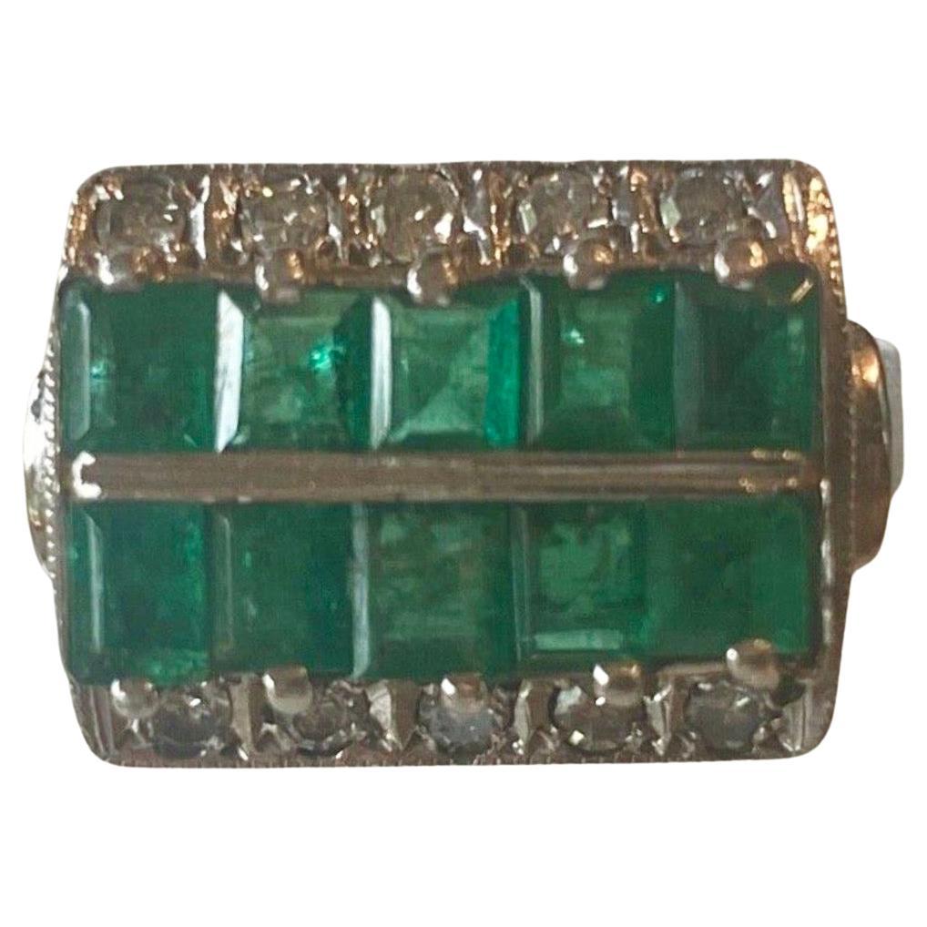 Antiguo Anillo de Compromiso Art Decó de Esmeralda y Diamante en Platino de 3,50 Quilates. 
El centro presenta diez esmeraldas en forma de corte Asscher, con un total de 3,00 quilates. Justo debajo de las piedras, hay doce diamantes redondos de