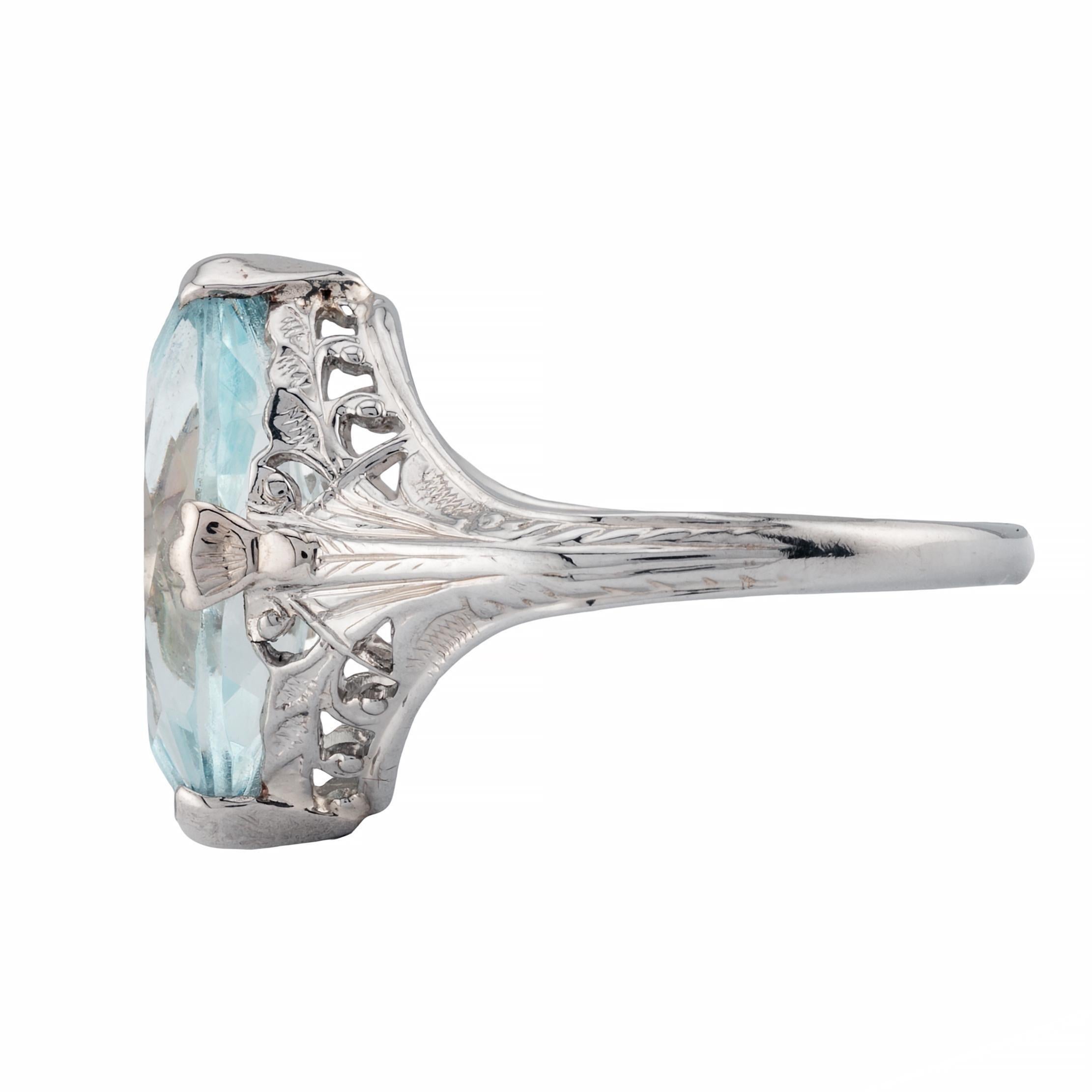 Aston Estate Jewelry stellt vor:

Ein fantastischer Aquamarin-Solitärring aus 18 Karat Weißgold aus der Zeit des Art déco. In der Mitte befindet sich ein atemberaubender himmelblauer Aquamarin von 3,50 Karat mit beeindruckender VVS-Reinheit.