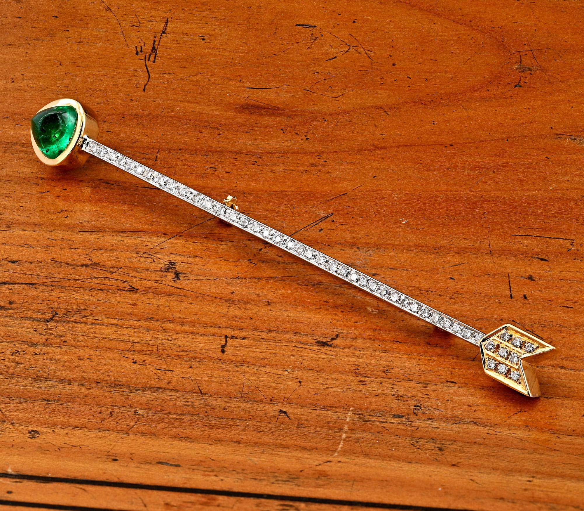 Art Deco 3.50 Ct Colombian Emerald Diamond Arrow 18 KT Brooch In Good Condition For Sale In Napoli, IT