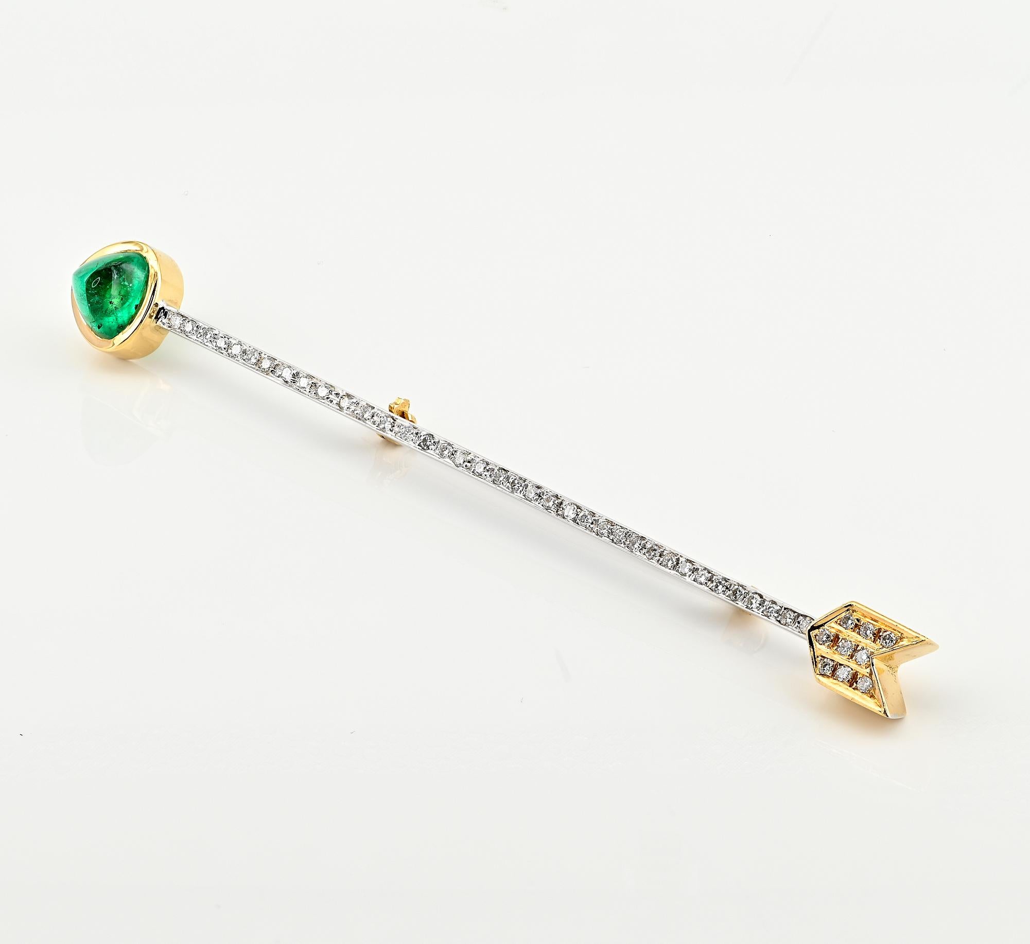 Women's or Men's Art Deco 3.50 Ct Colombian Emerald Diamond Arrow 18 KT Brooch For Sale