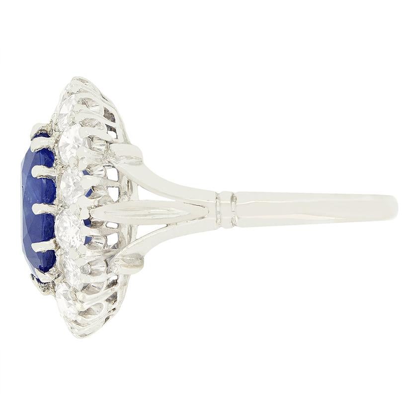 Art Deco 3,50ct Saphir und Diamant Cluster Ring, ca. 1920er Jahre (Art déco) im Angebot