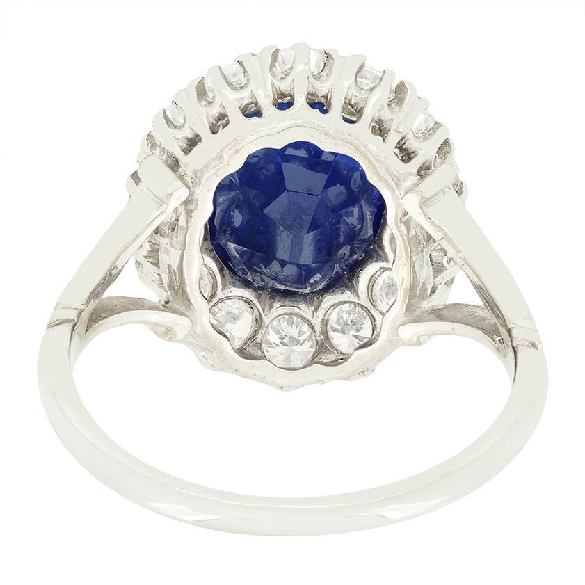 Art Deco 3,50ct Saphir und Diamant Cluster Ring, ca. 1920er Jahre (Ovalschliff) im Angebot
