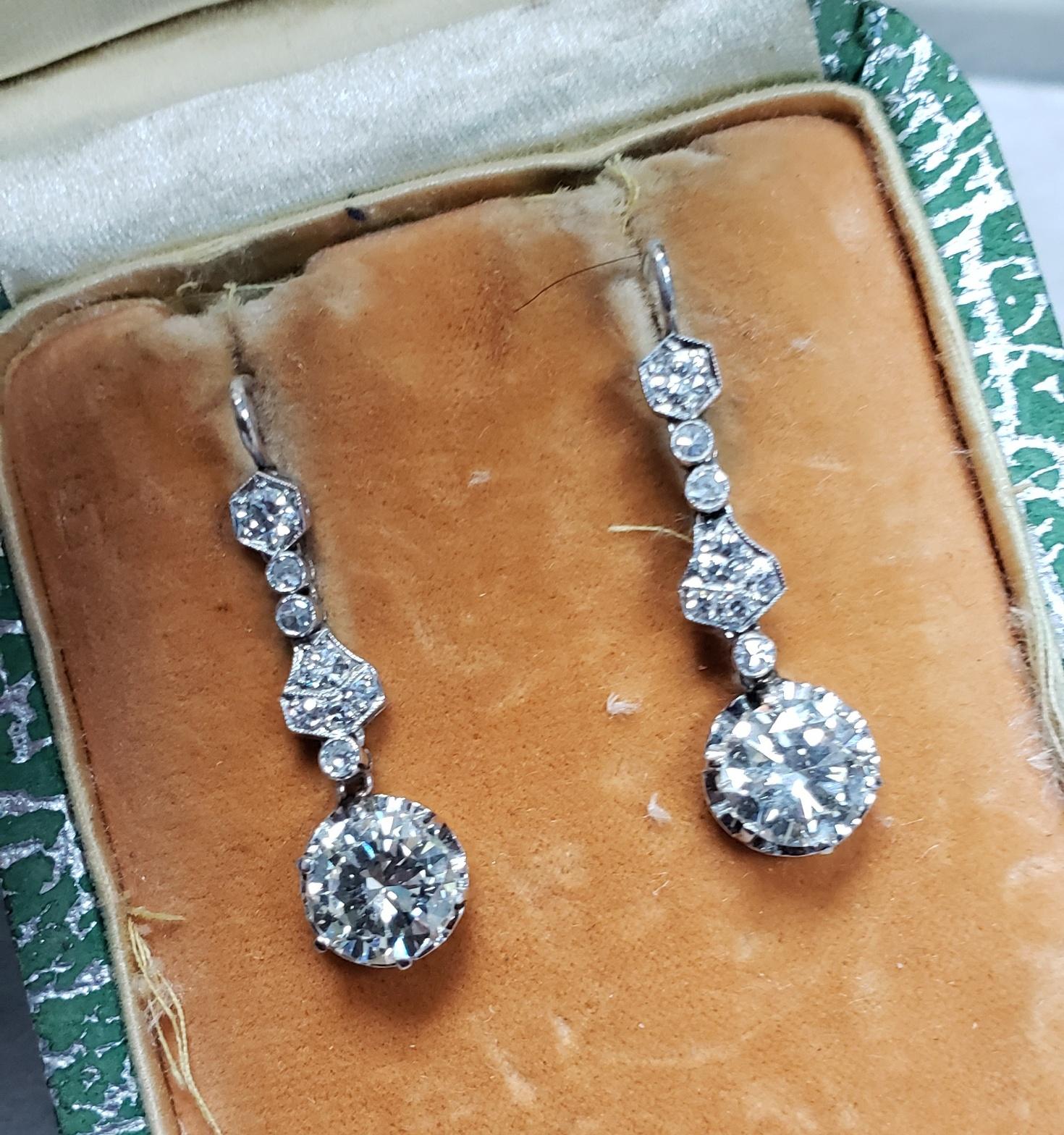 Beautiful Art Deco diamond filigree earrings. Earrings encrusted with round brilliant cut natural diamonds - we estimate 1.00CT total weight (measuring from 1.5 to 3.0MM in diameter. F-G in color SI1-I1 in clarity - sparkly stones). Dangling part of