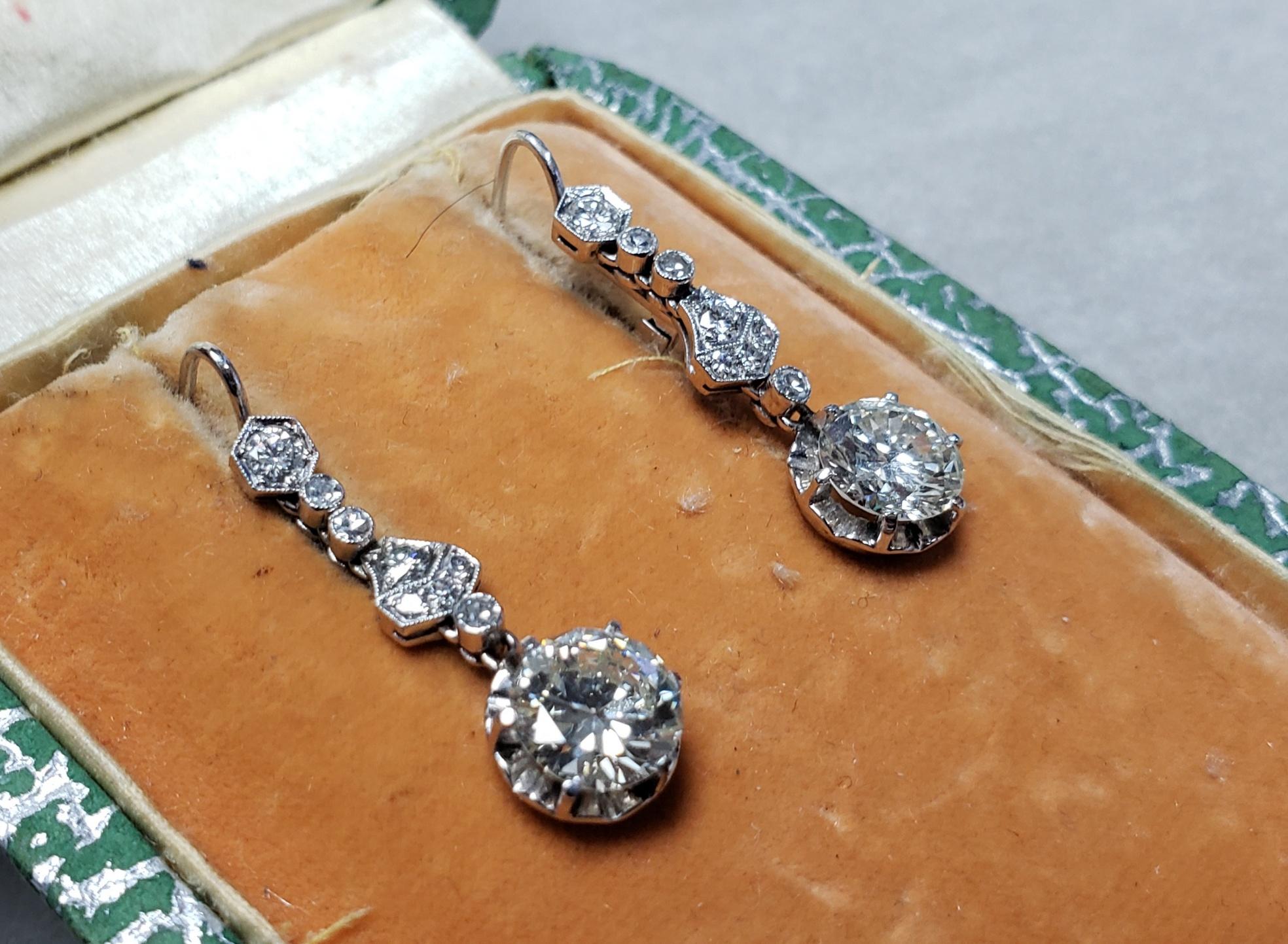 Art Deco 3.50CT(Est.) Diamond dangling Earrings PLATINUM 32MM In Good Condition For Sale In Chicago, IL