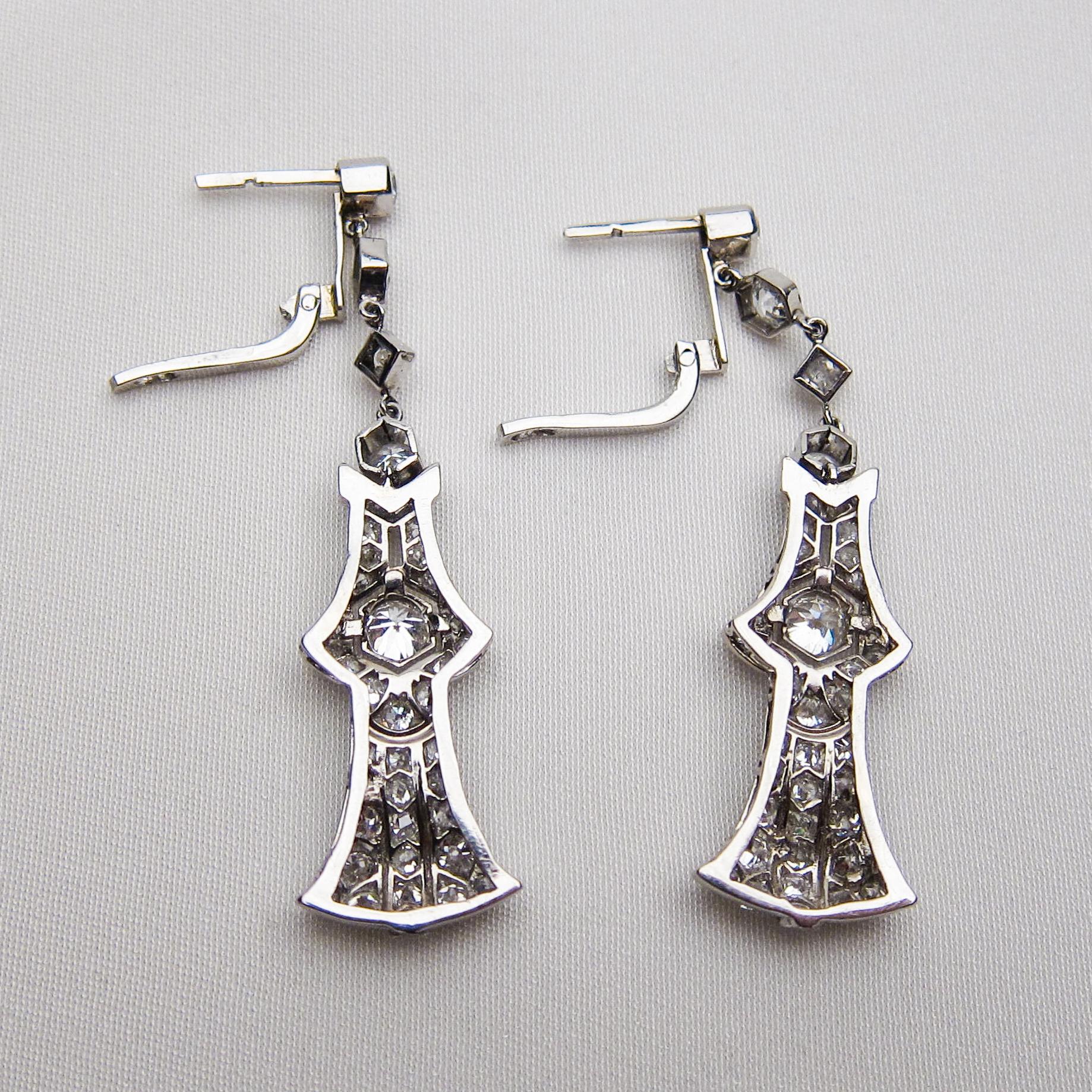 Art Deco 3.51 Carat Diamond and Platinum Dangle Earrings In Excellent Condition For Sale In Seattle, WA