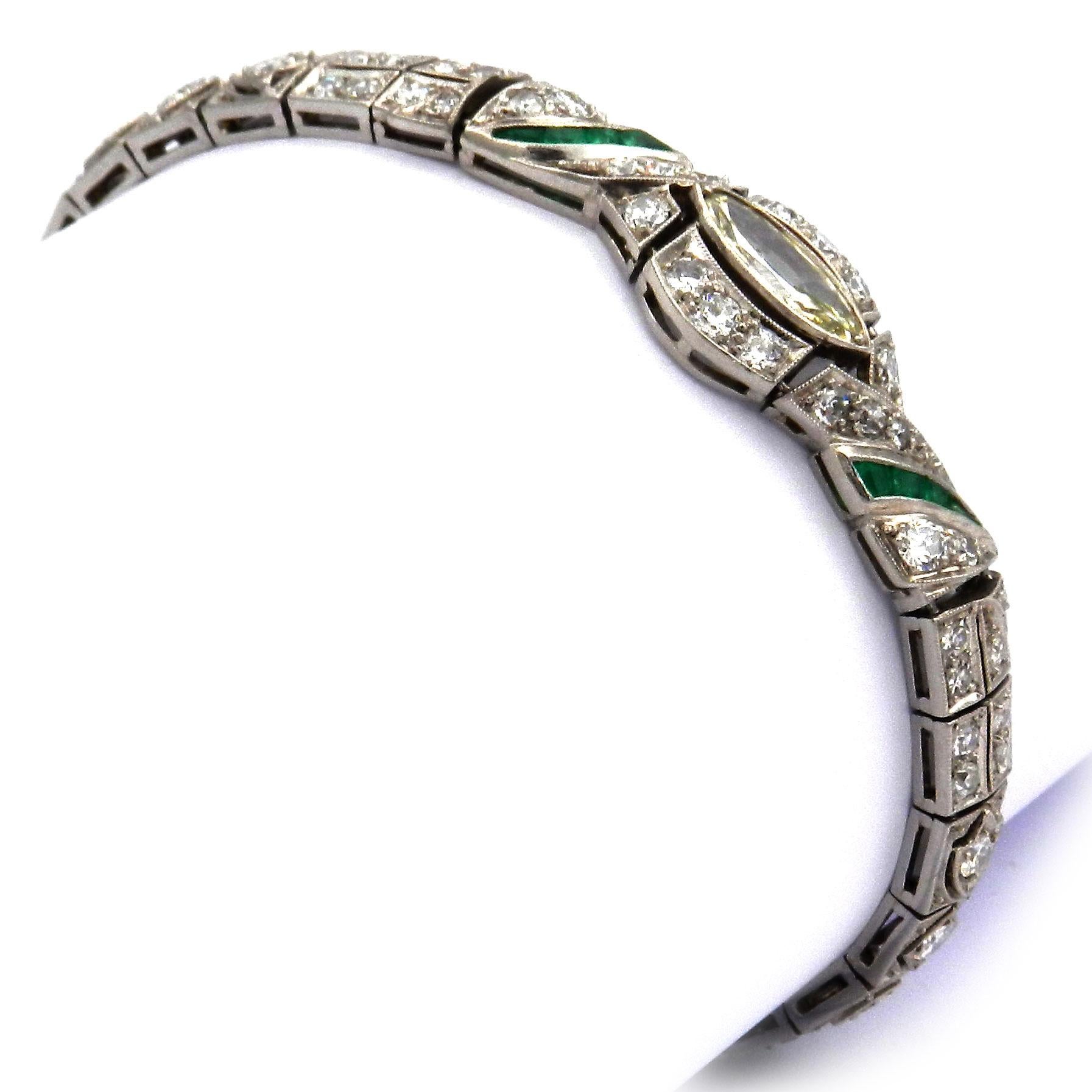 Art Déco 3,51 ct Diamante Esmeralda Pulsera de platino circa 1920

Elegante pulsera de eslabones geométricos, engastada centralmente con una navette de diamantes de 0,6 ct, enmarcada por diamantes y cuadrados calibrados de esmeralda y completamente