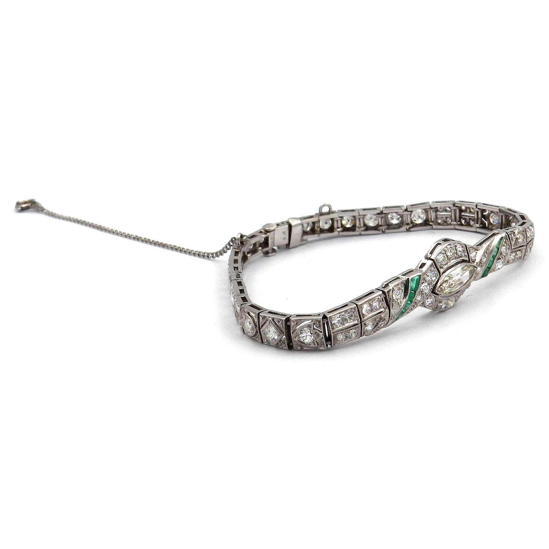 Art Deco 3.51 ct Diamond Emerald Platinum Bracelet circa 1920 In Good Condition For Sale In Goettingen, DE