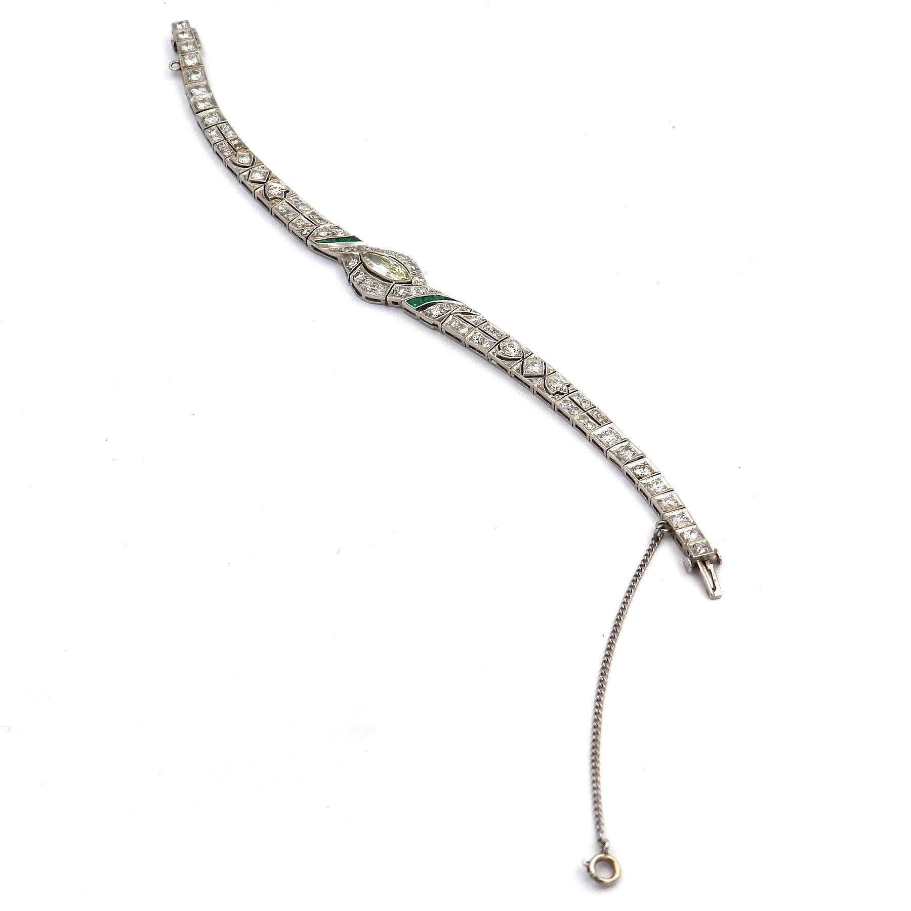 Art Déco 3,51 ct Diamante Esmeralda Pulsera de platino circa 1920 en Bueno estado para la venta en Goettingen, DE