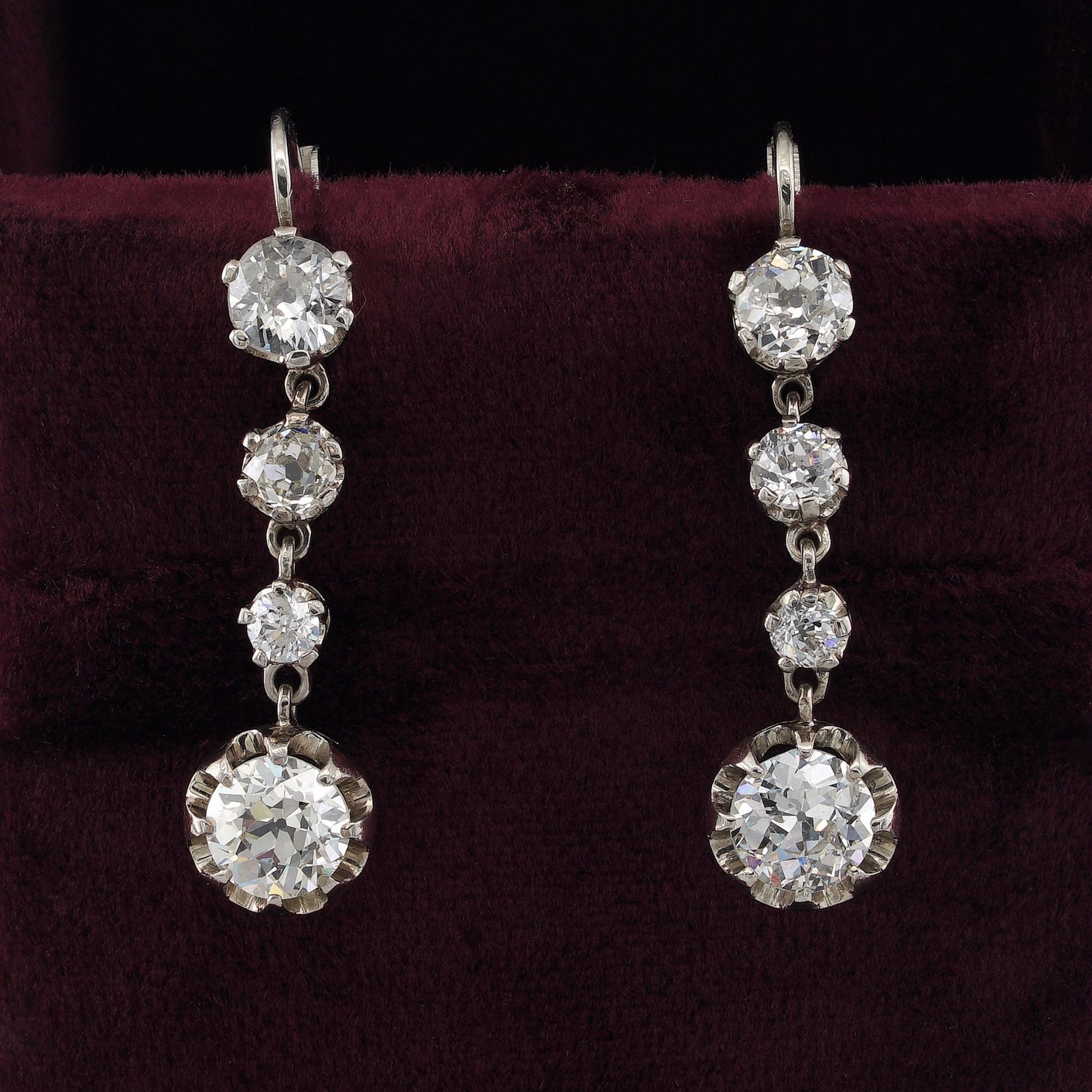 Classy Art Deco Statement
Sparkly and sexy Art Deco Diamond swing line earrings
A classy statement of the 20’s survived keeping the full splendor to fulfill with beauty some special one
Genuine 1925 ca bearing Italian hallmarks of period, hand