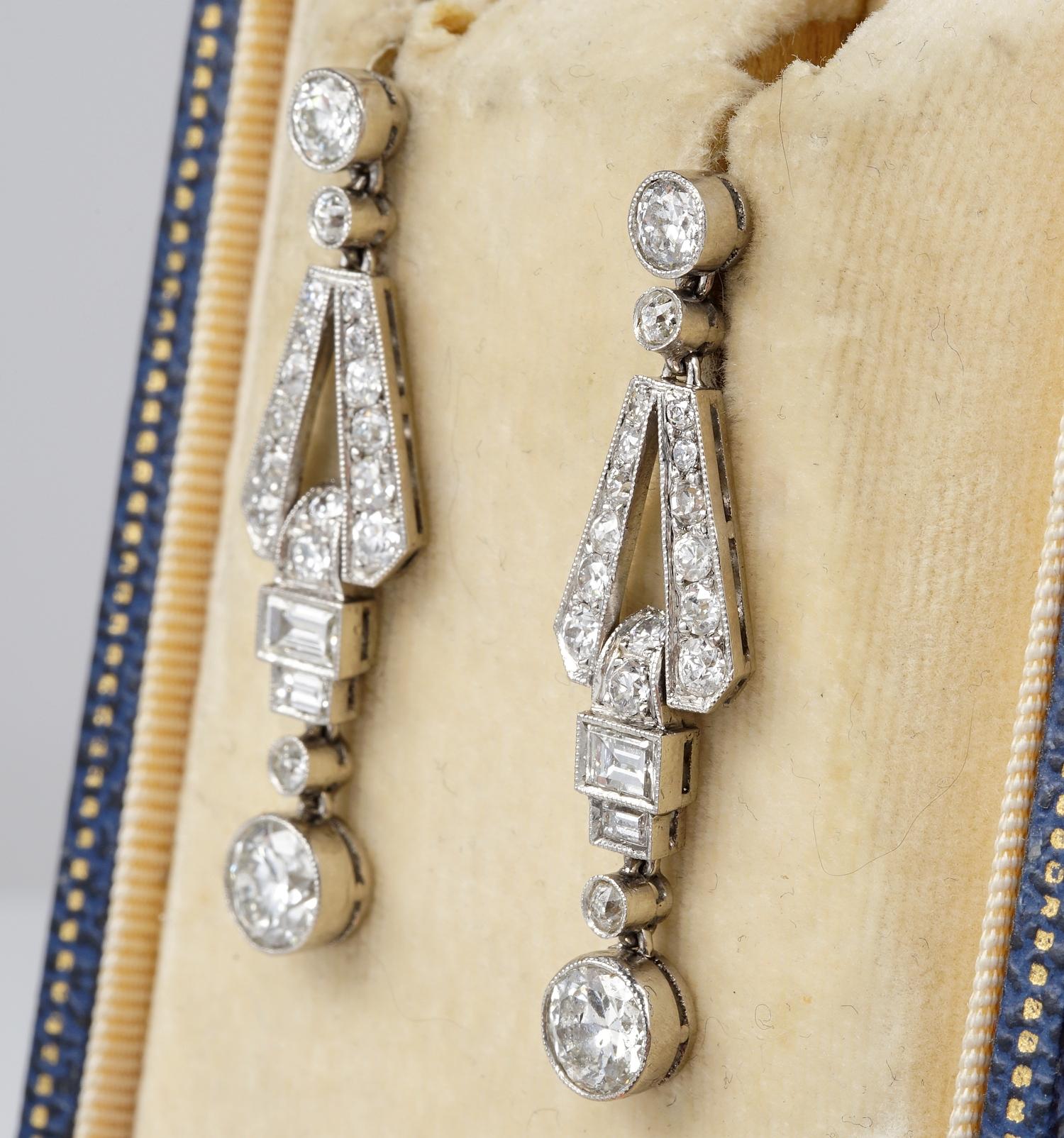 Art Deco 3.60 Ct Diamond Platinum Drop Earrings In Good Condition For Sale In Napoli, IT