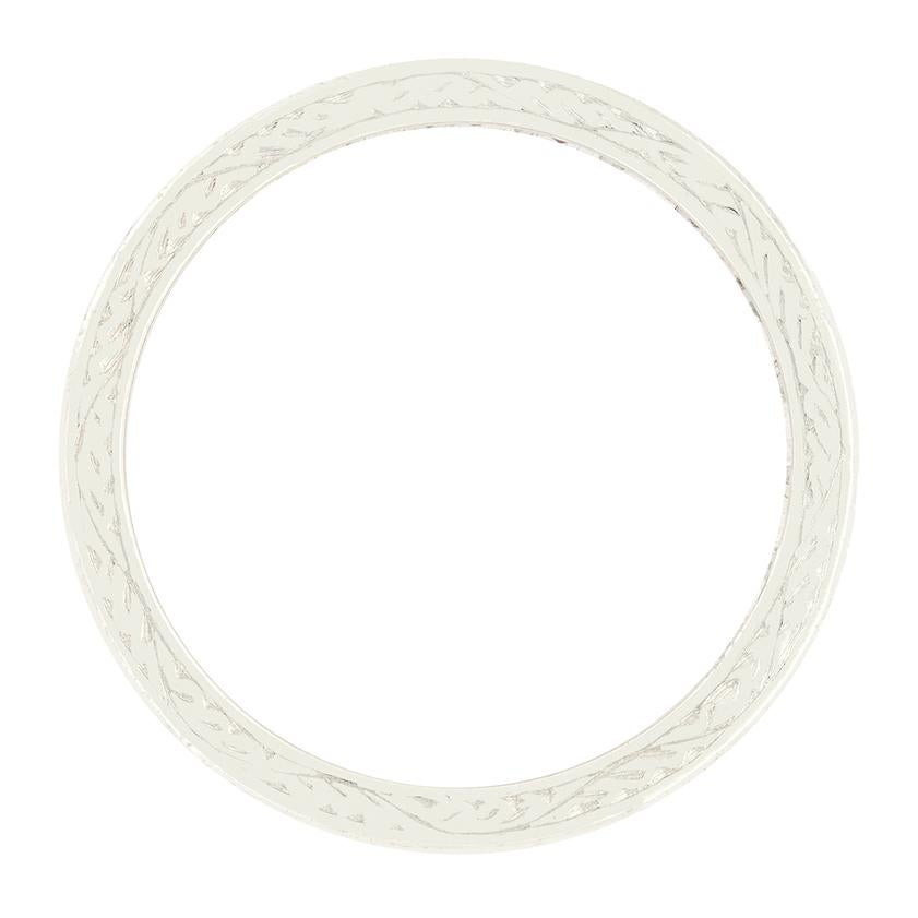 Dieser klassische Solitärring im Art-Déco-Stil zeigt in seiner Mitte einen funkelnden Diamanten im Übergangsschliff. Der Diamant wiegt 0,50 Karat und ist von hoher Qualität mit einer Farbe von FI und einer Reinheit von VS1 und wird elegant in einer